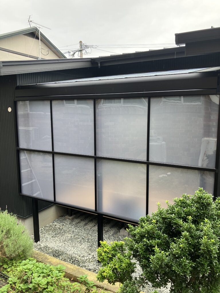 福岡県に設置したLIXILスピーネFのテラス屋根と側面パネル。黒フレームに半透明ポリカーボネート