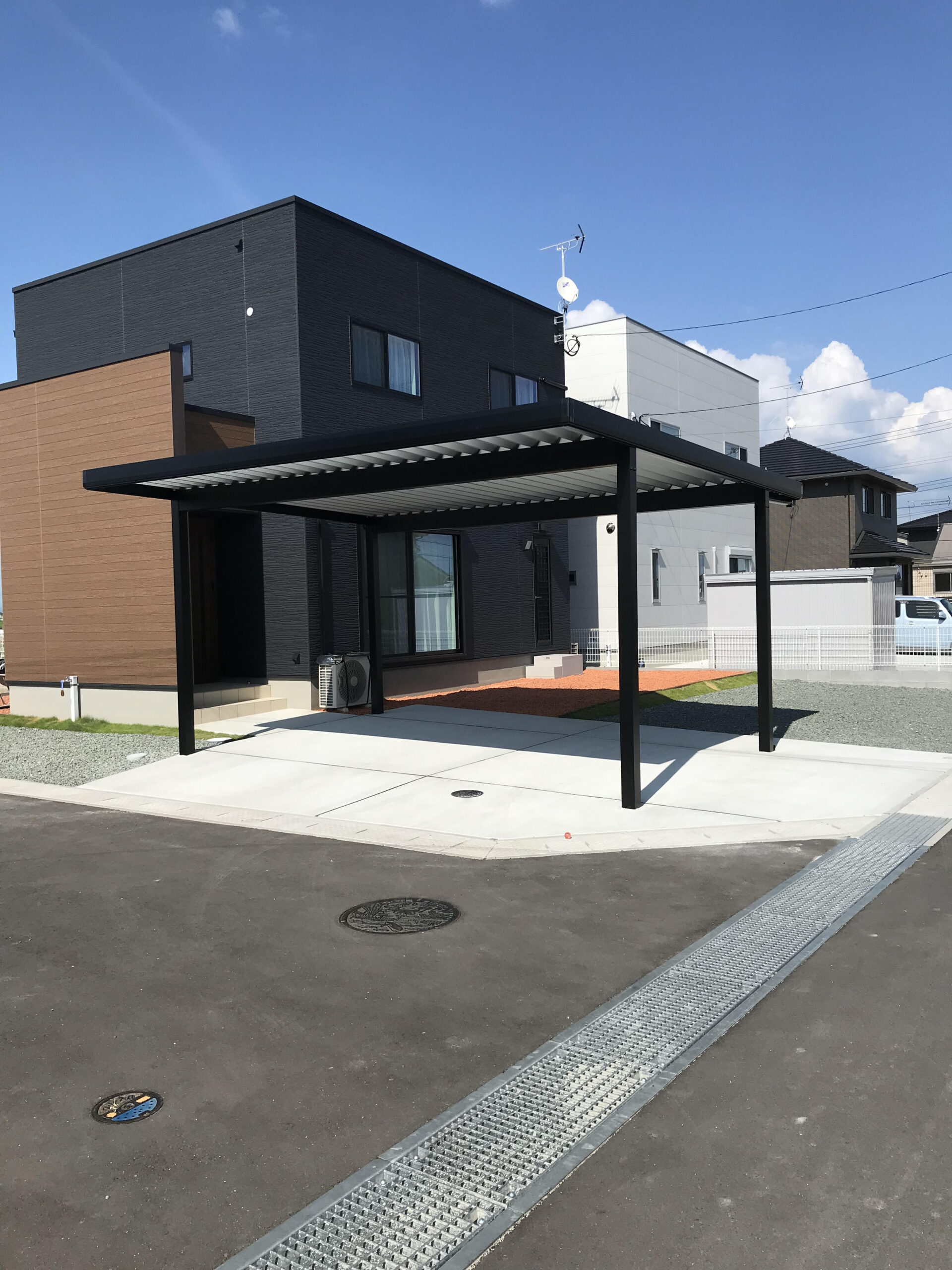 住宅になじむブラックの2台用カーポート