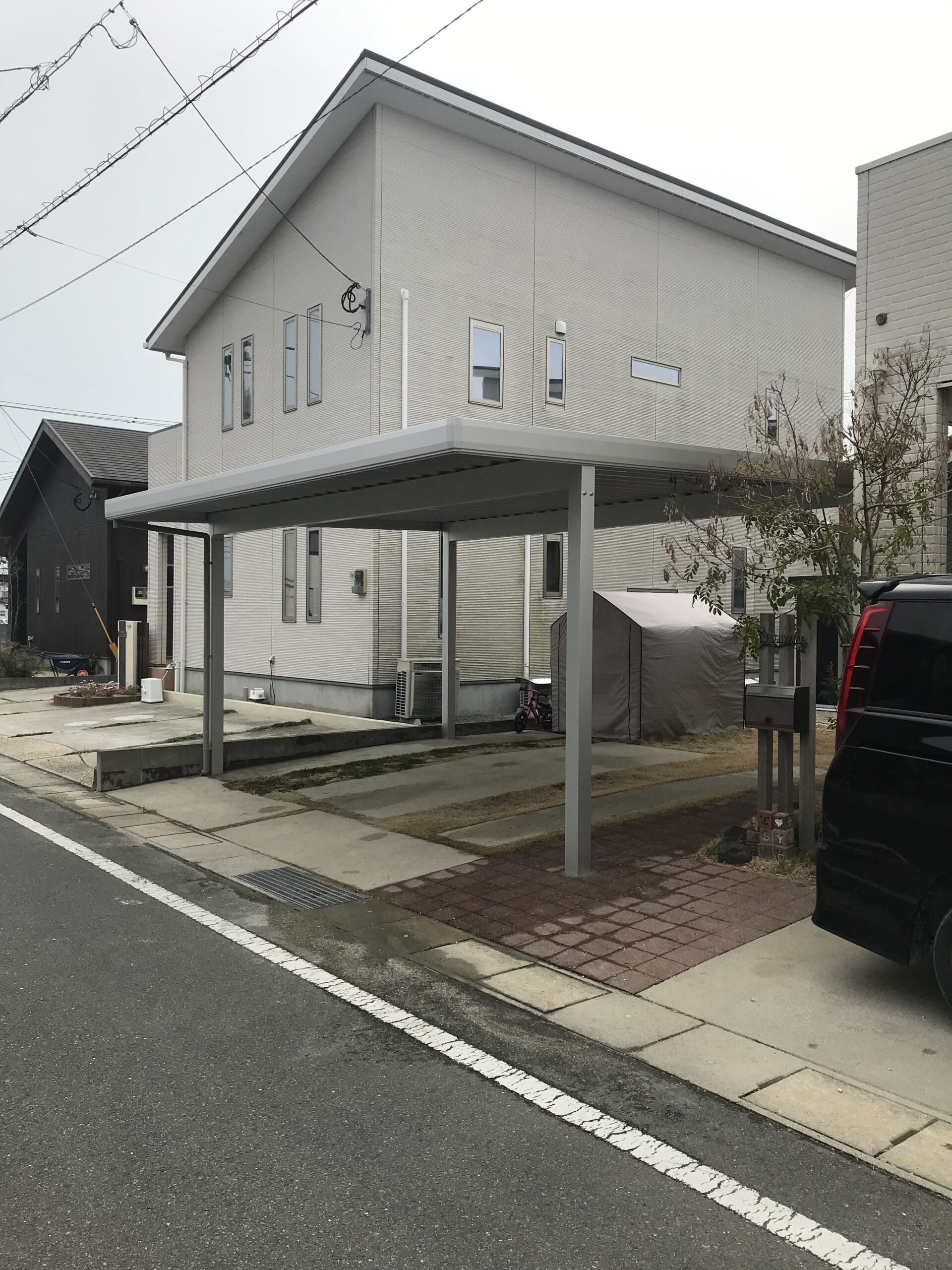 普通車2台を並べて駐車できるワイドタイプの折板屋根カーポート