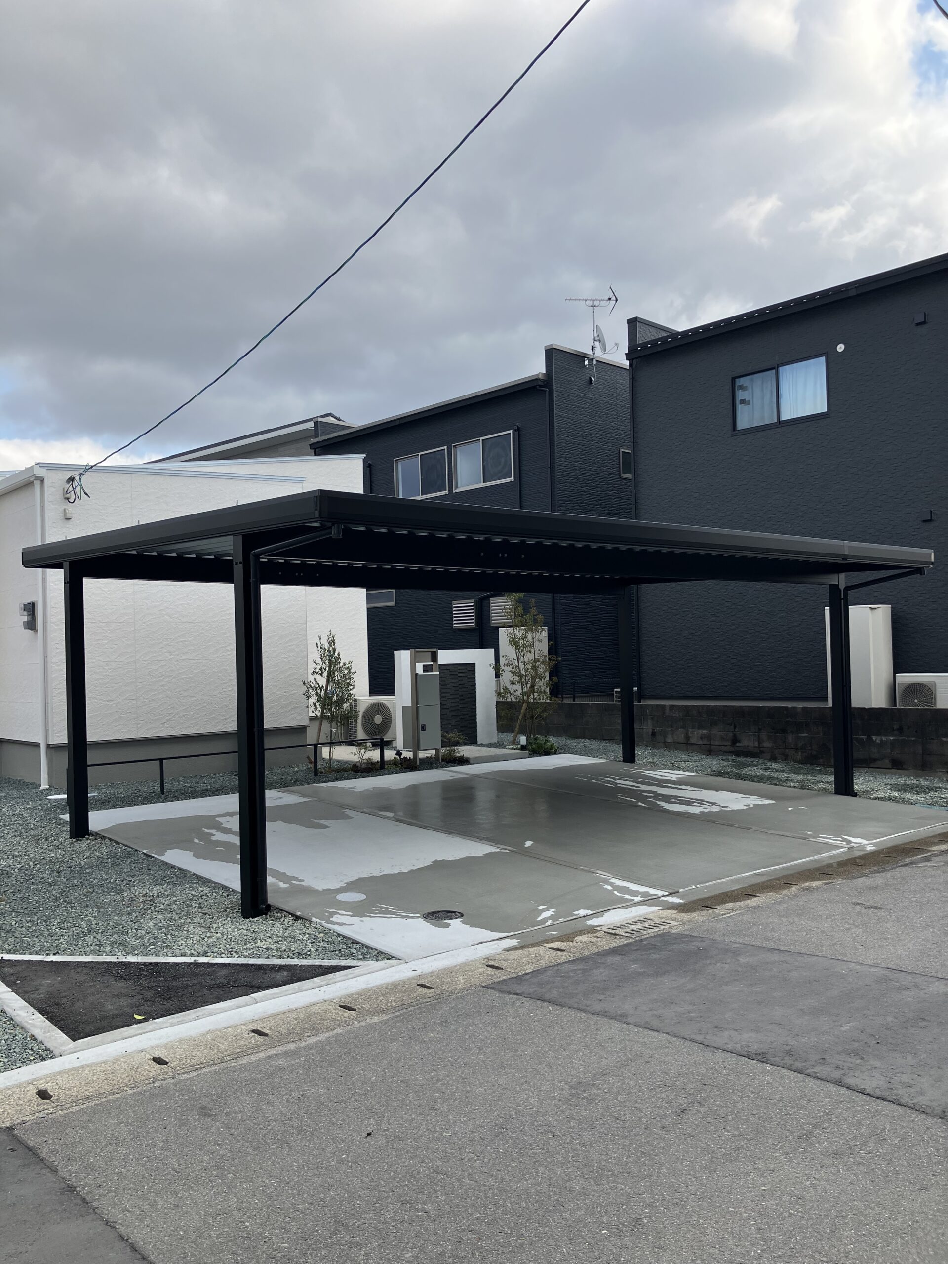 佐賀県佐賀市で施工したブラックの3台用折板屋根カーポート
