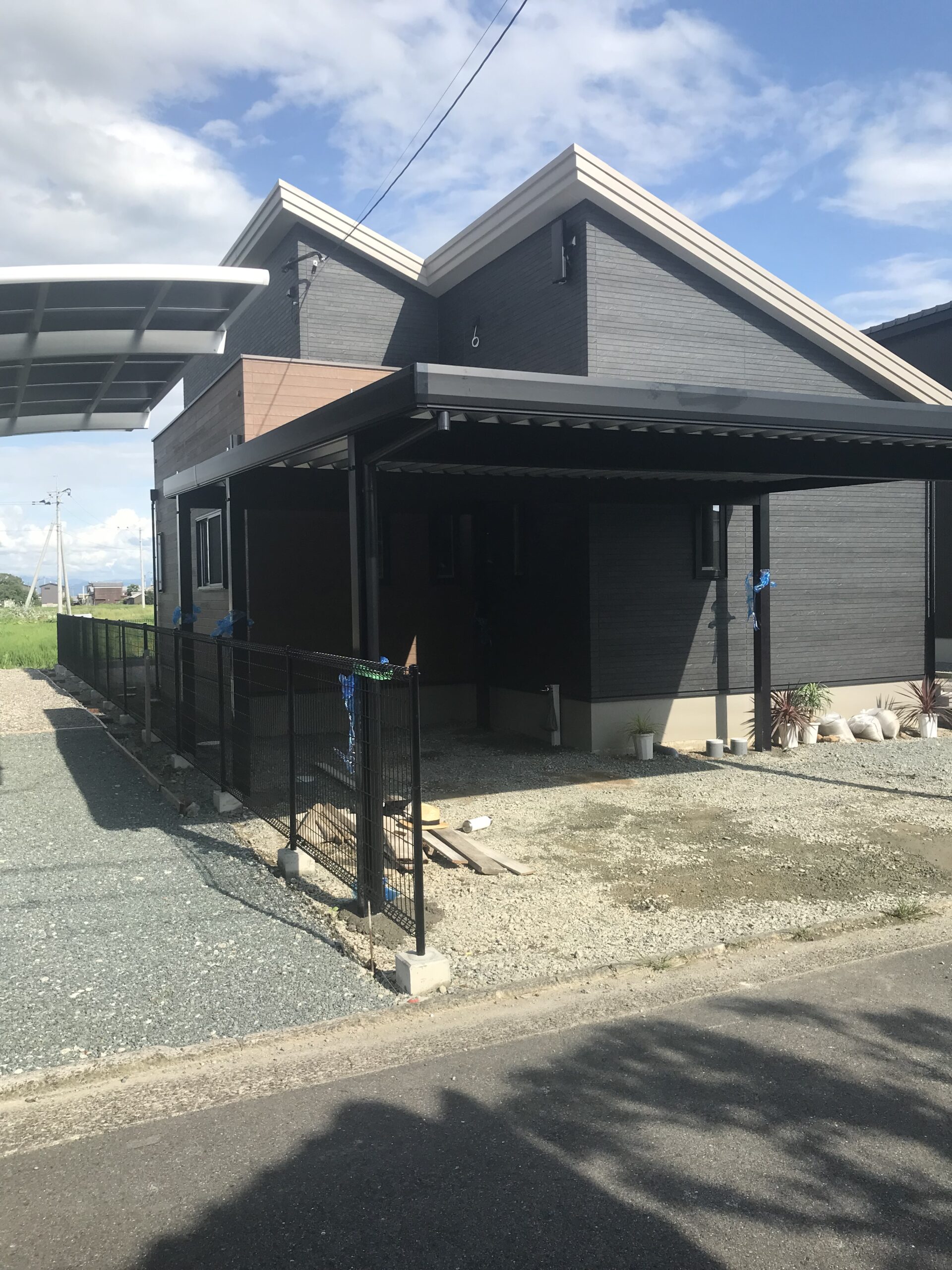 福岡県入隈で施工したブラックの2台用折板屋根カーポート