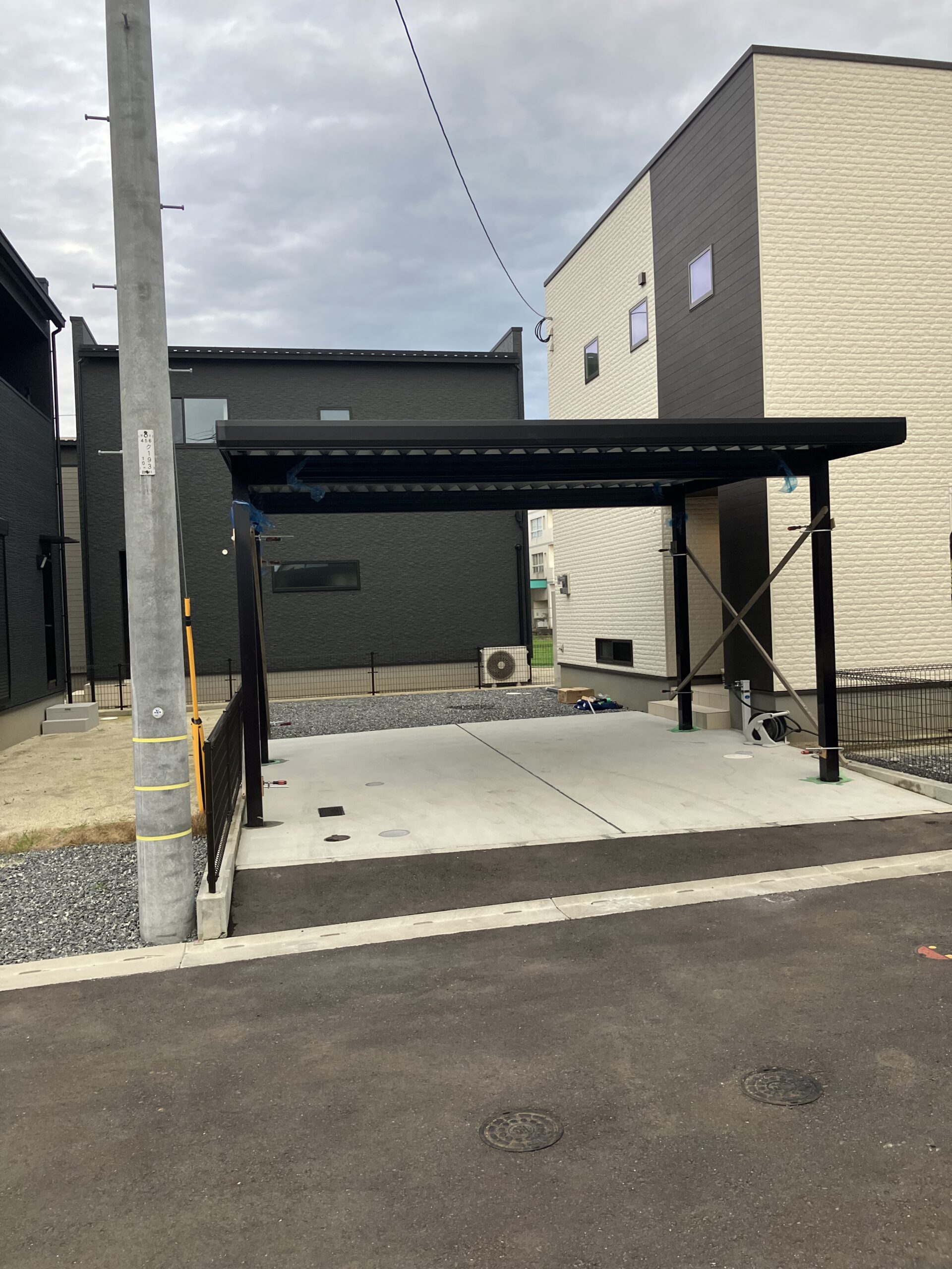 福岡県甘木で施工したブラックの折板屋根カーポート