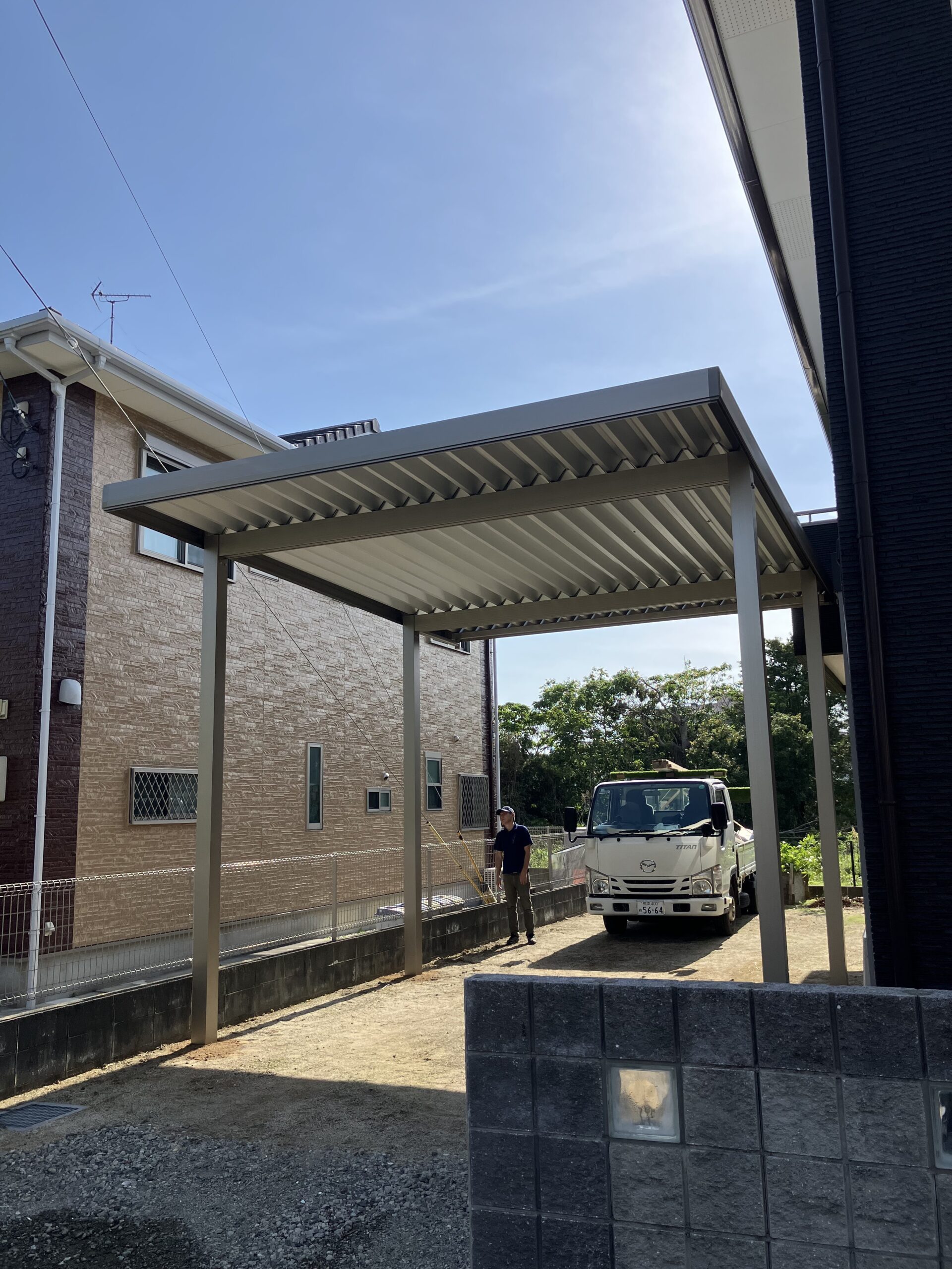 佐賀県の住宅に設置した折板屋根カーポートの完成写真