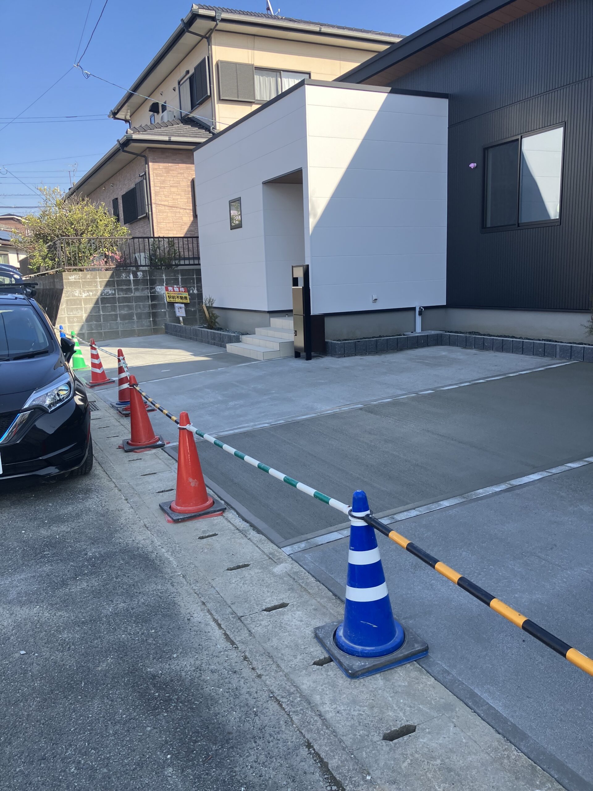 熊本県荒尾市の土間コンクリート施工事例。駐車場とアプローチを舗装した完成写真