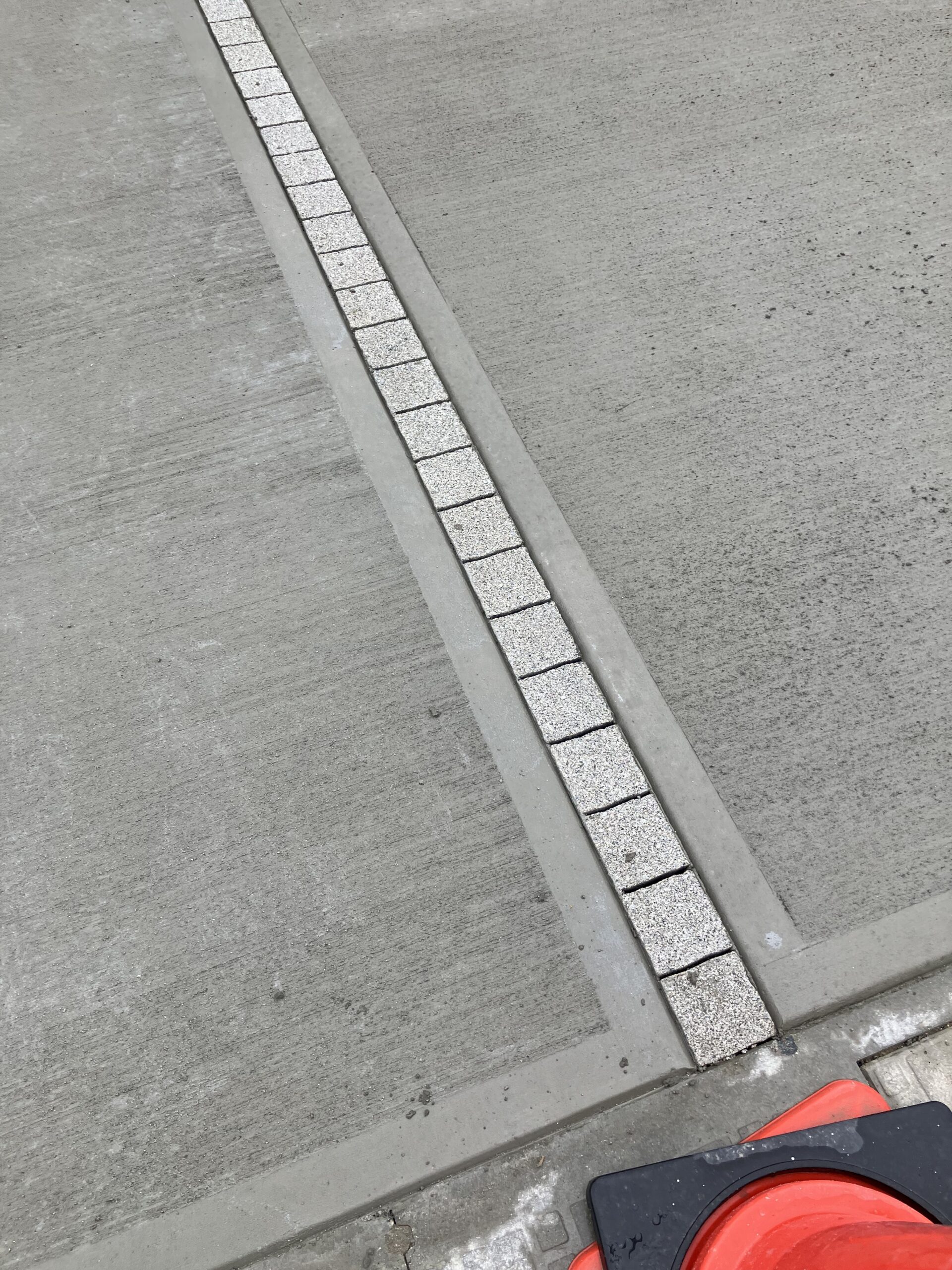 福岡の土間コンクリート施工事例。駐車2台分を化粧ライン入りで舗装した完成写真