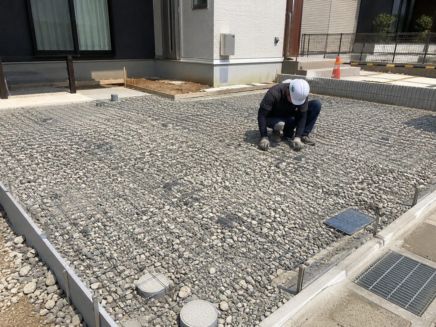 砕石転圧・ワイヤーメッシュ配筋の施工中（福岡・土間コンクリート）