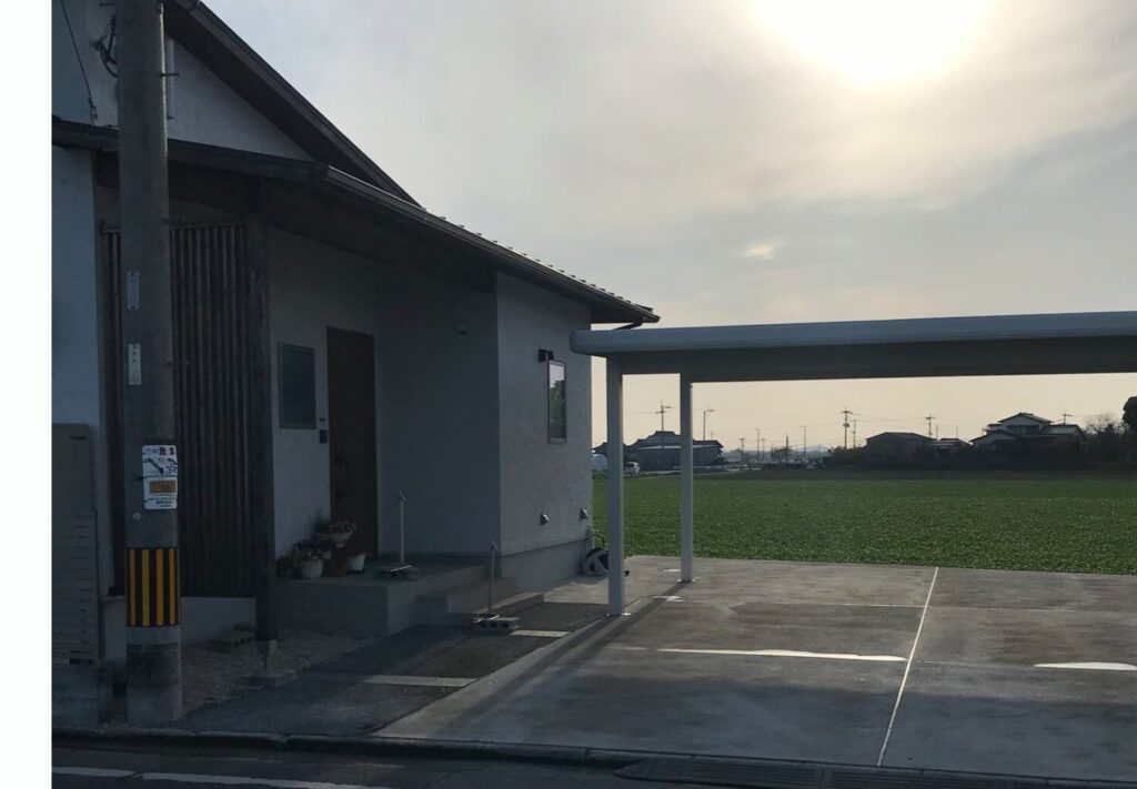 住宅と隣接する折板屋根カーポート