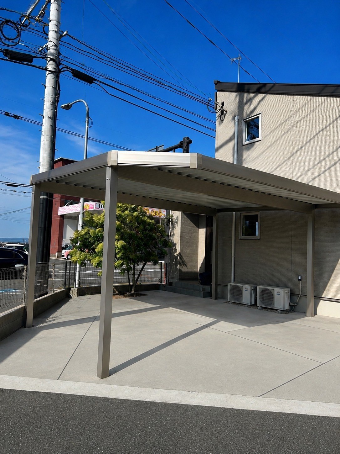 施工後 玄関前までカバーするオリジナル折板屋根カーポート(福岡県久留米市)