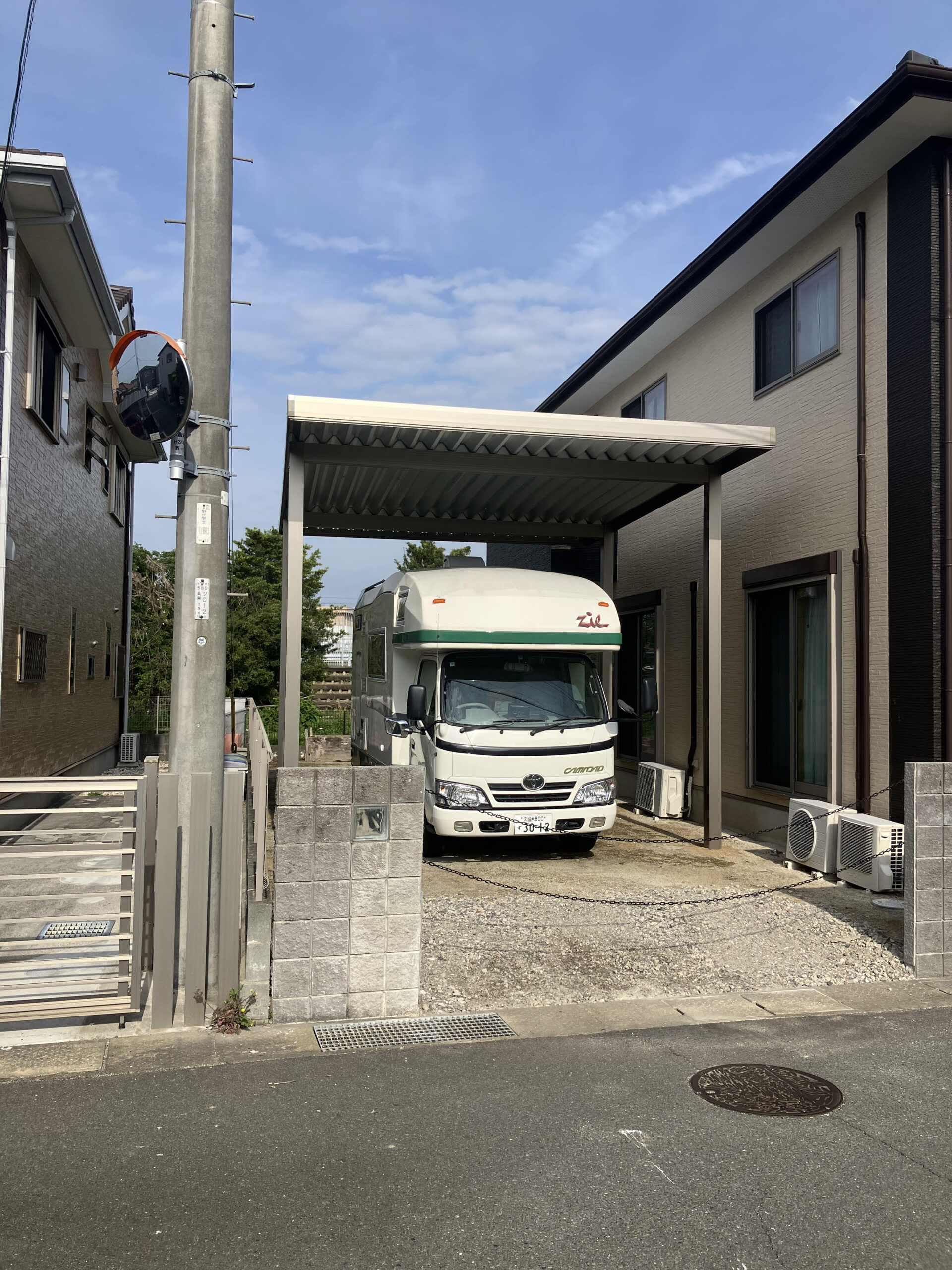 佐賀県 オリジナル折板屋根カーポート キャンピングカーを駐車した完成写真