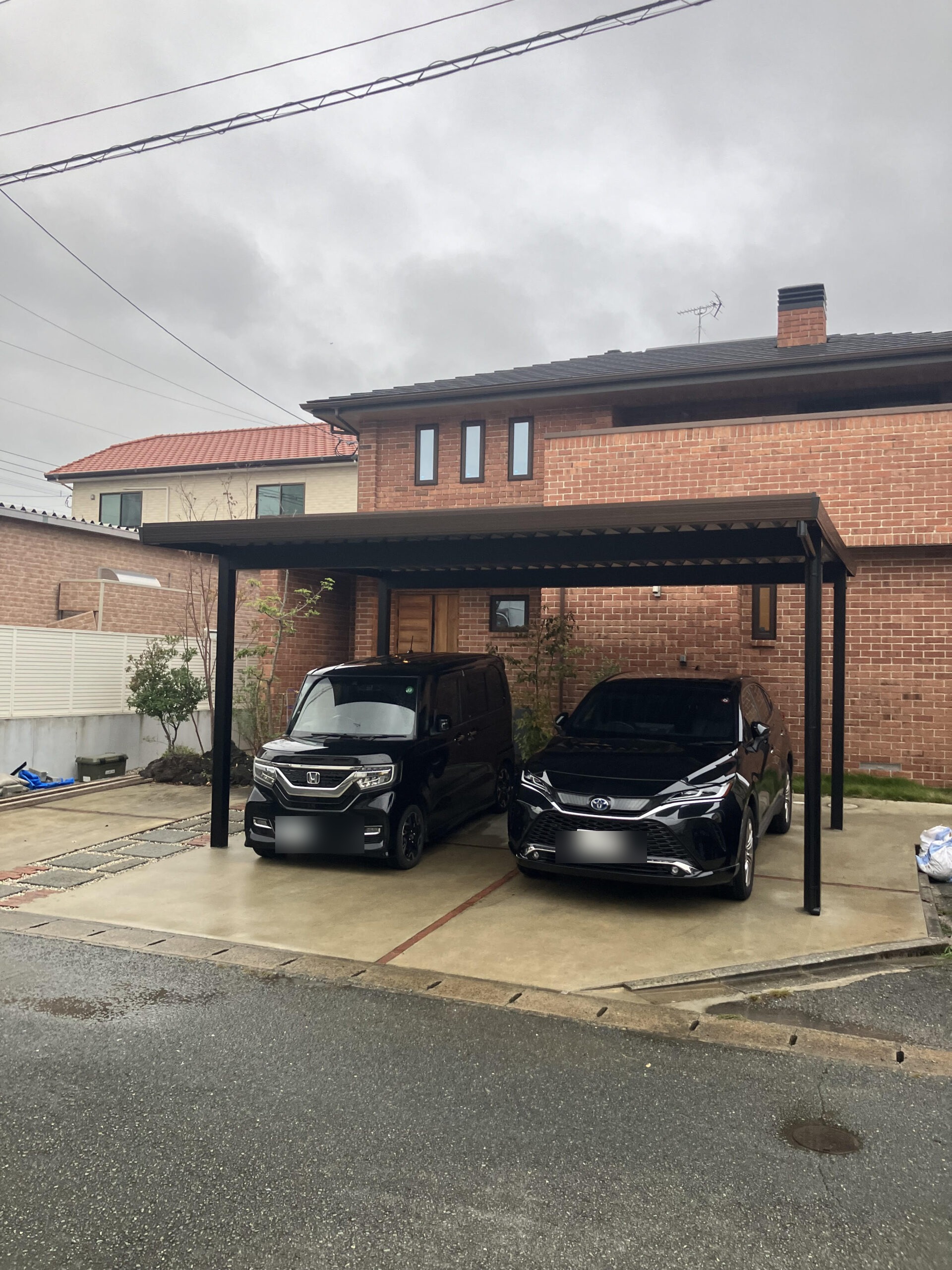 熊本県 オリジナル折板屋根カーポート レンガ調住宅に2台駐車