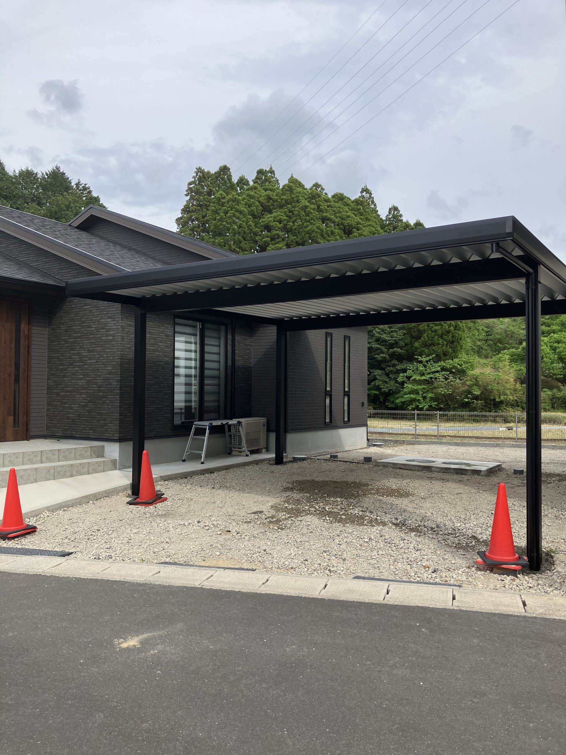 福岡県内 オリジナル折板屋根カーポート 長い駐車スペース全景