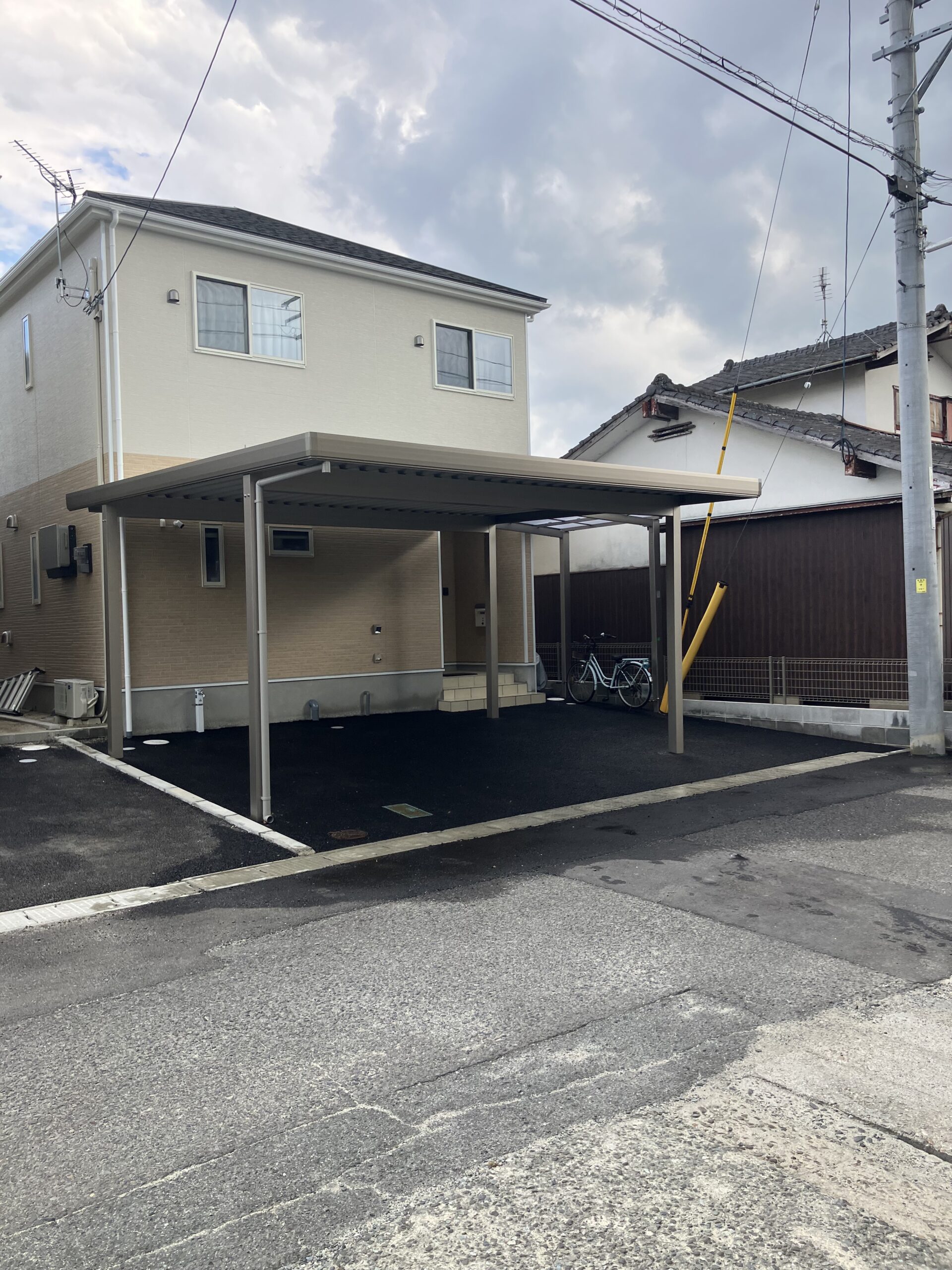 福岡県内 オリジナル折板屋根カーポート 住宅と調和するカラーリング