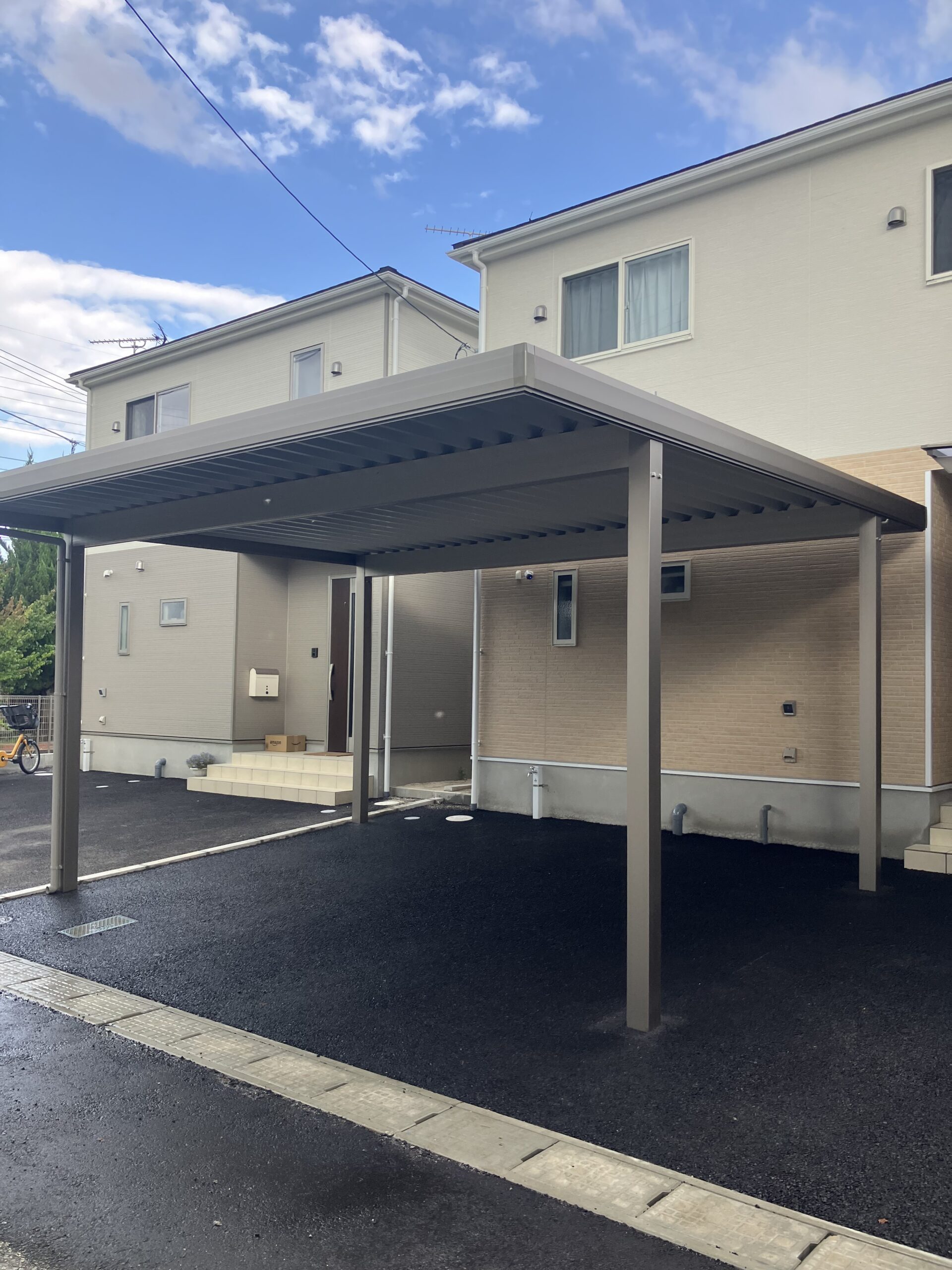 福岡県内 オリジナル折板屋根カーポート 自転車も置ける広い駐車スペース