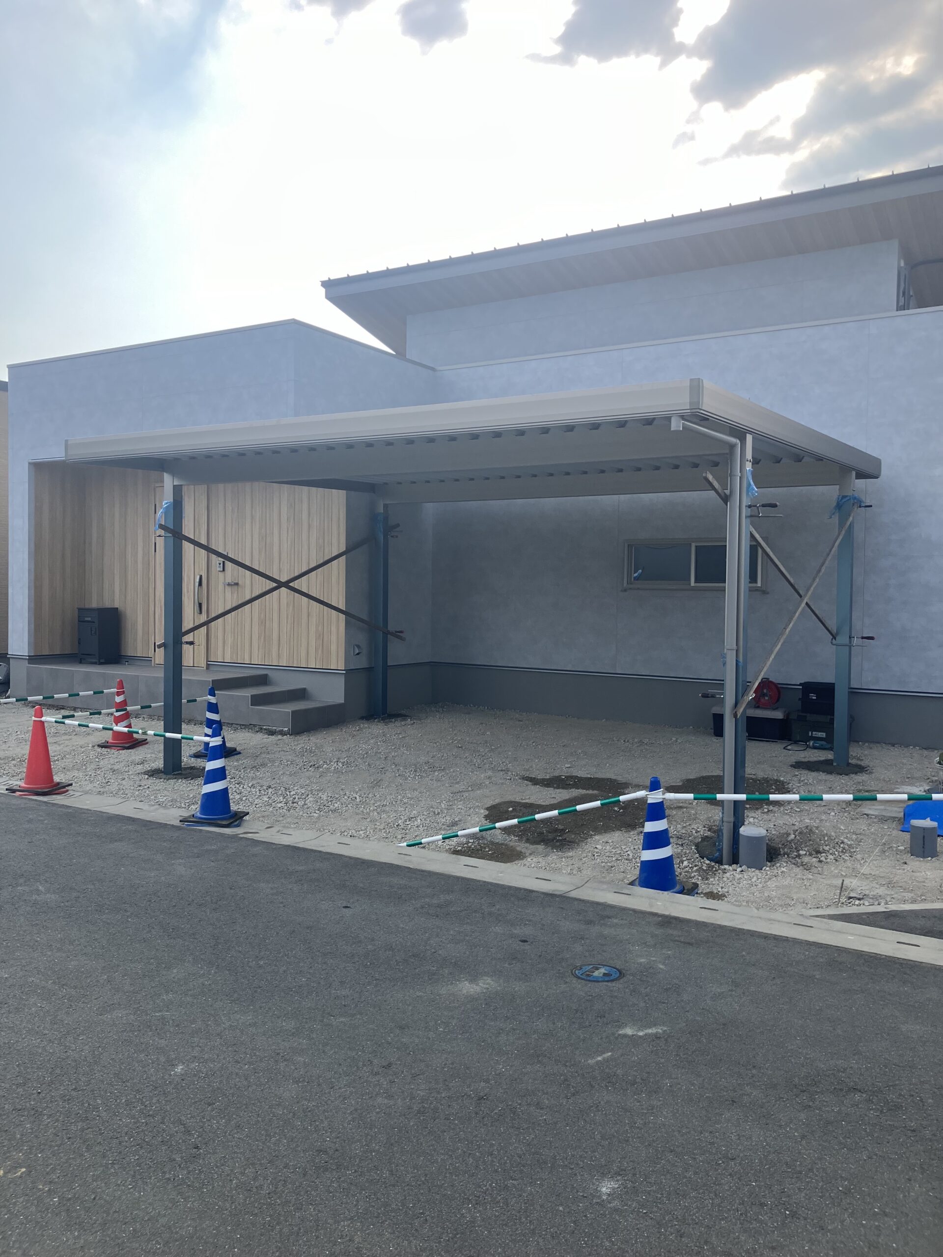 福岡県内 オリジナル折板屋根カーポート 新築工事にあわせて施工中の様子