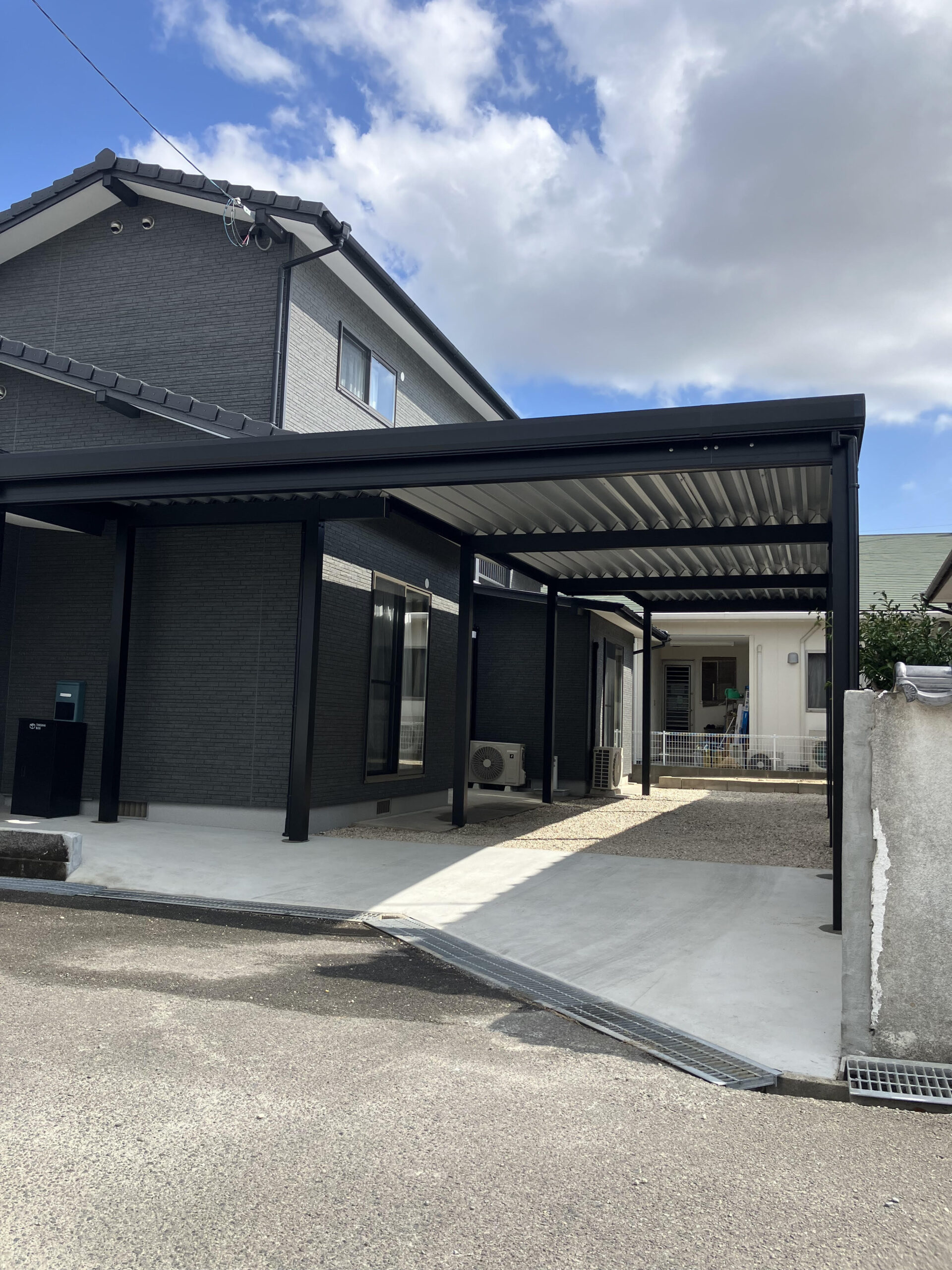福岡県内 オリジナル折板屋根カーポート 2棟をつなぐ大型カーポート全景