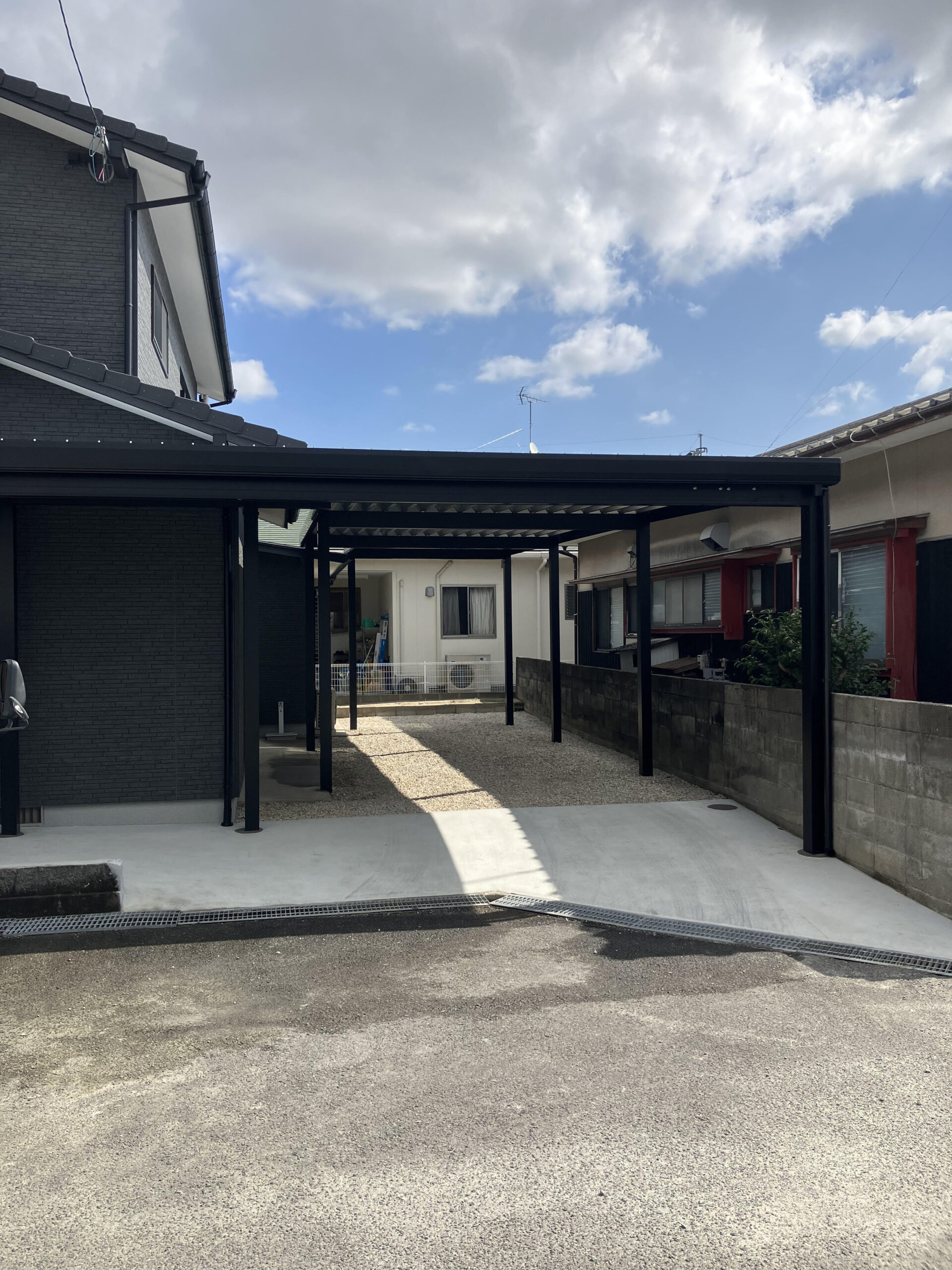 福岡県内 オリジナル折板屋根カーポート 玄関から駐車スペースまでの軒下