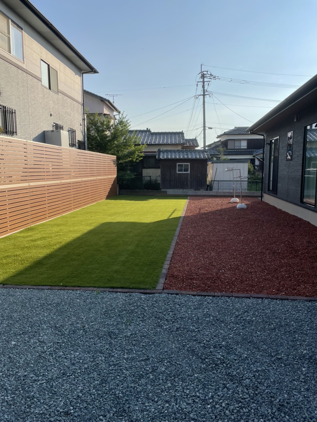人工芝のお庭を囲む長尺のシャトレナフェンス