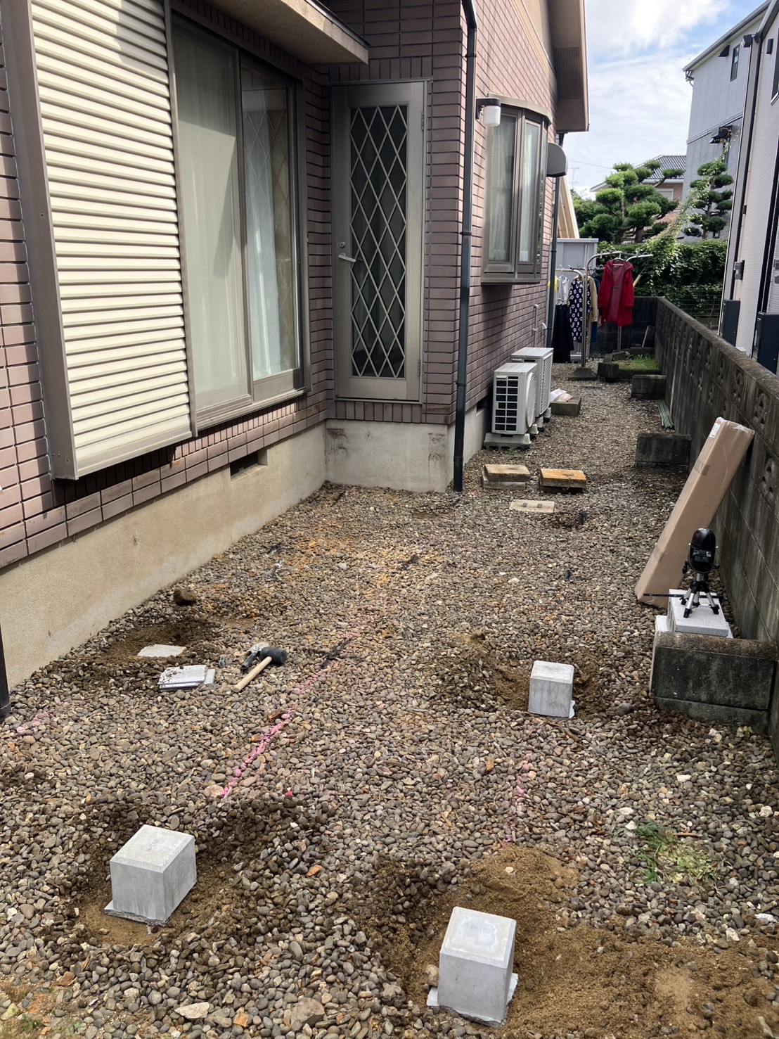 施工前 砂利敷きの通路スペース
