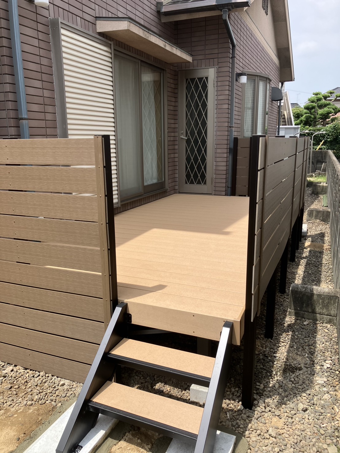デッキから庭までの階段