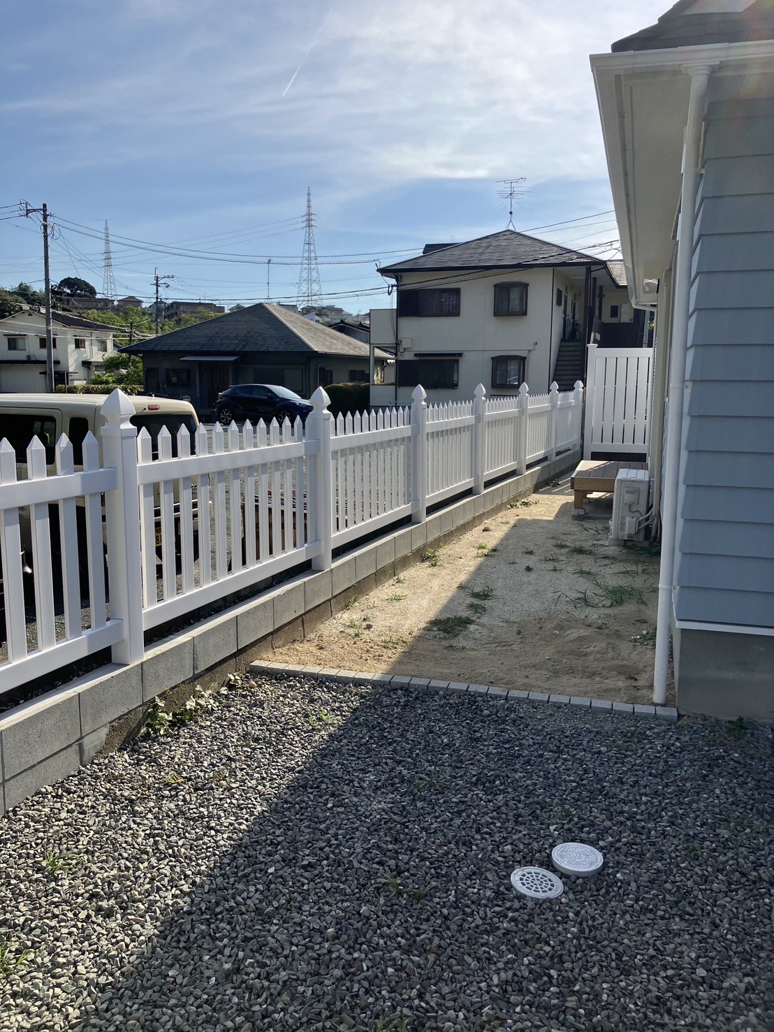 施工後 白いカントリーピケットフェンスH900が並んだ境界まわり（福岡市東区）
