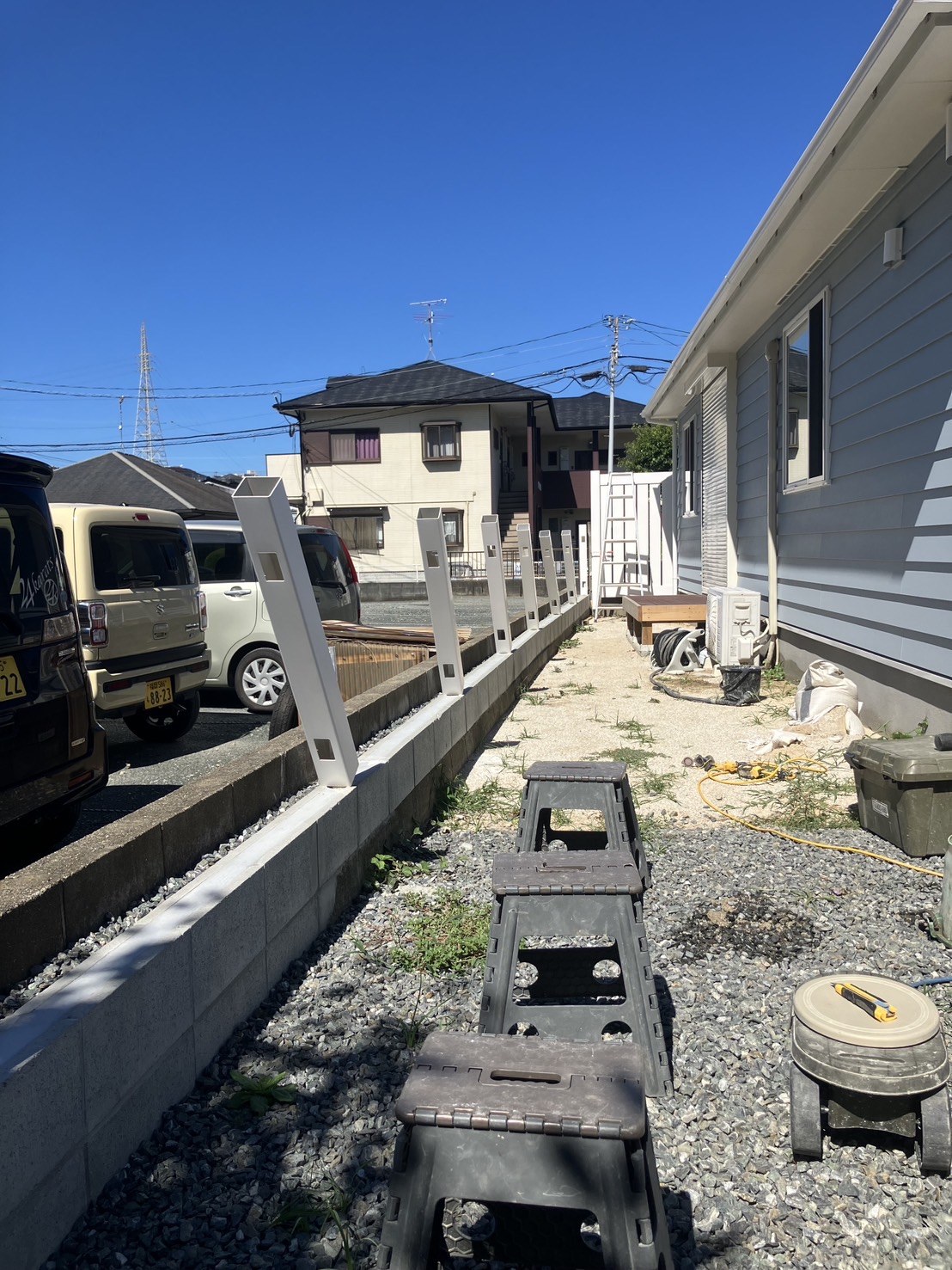 施工前 既存ブロック塀の上に白い支柱だけを建て込んだ状態（福岡市東区）