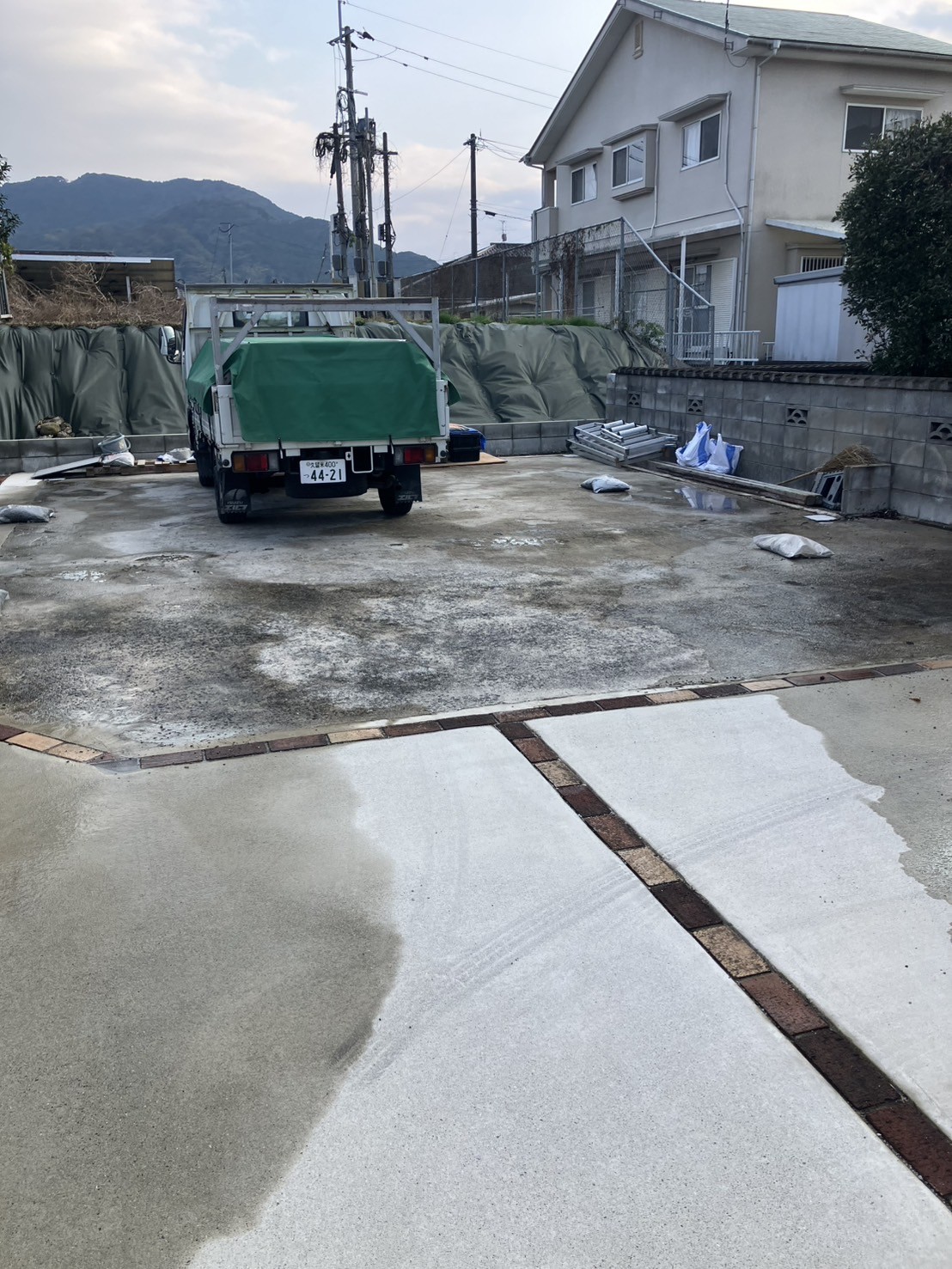 施工前 土間コンクリートのみで屋根がない2台分の駐車スペース（福岡県）
