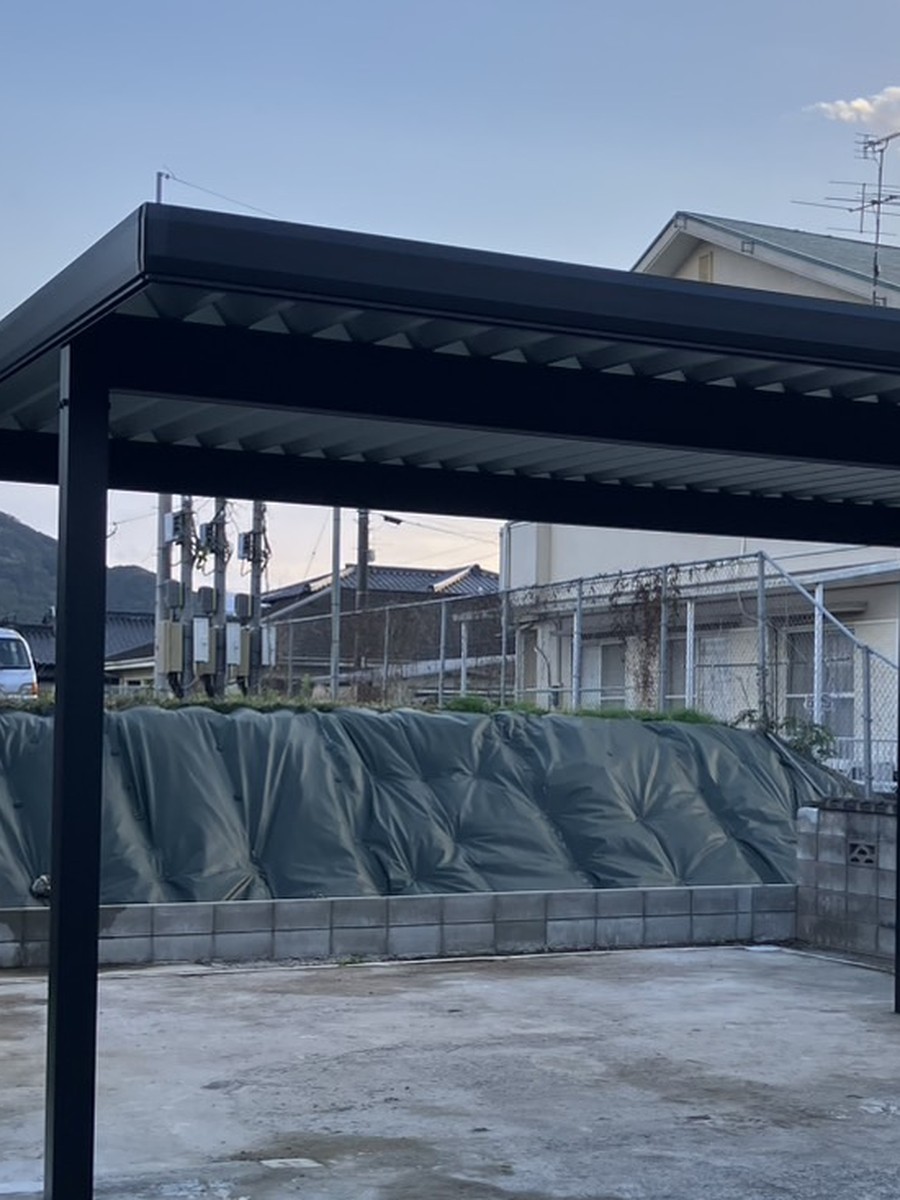 折板屋根の凹凸と梁の納まりを見上げた写真