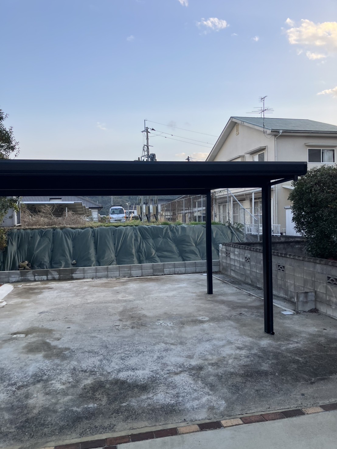 既存の土間コンクリートに後付けした折板屋根カーポートの柱の納まり