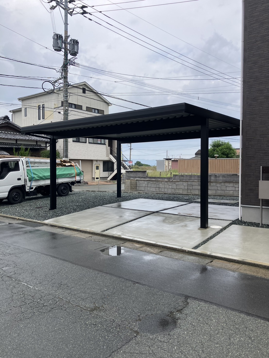 折板屋根カーポートの奥行きと土間コンクリート