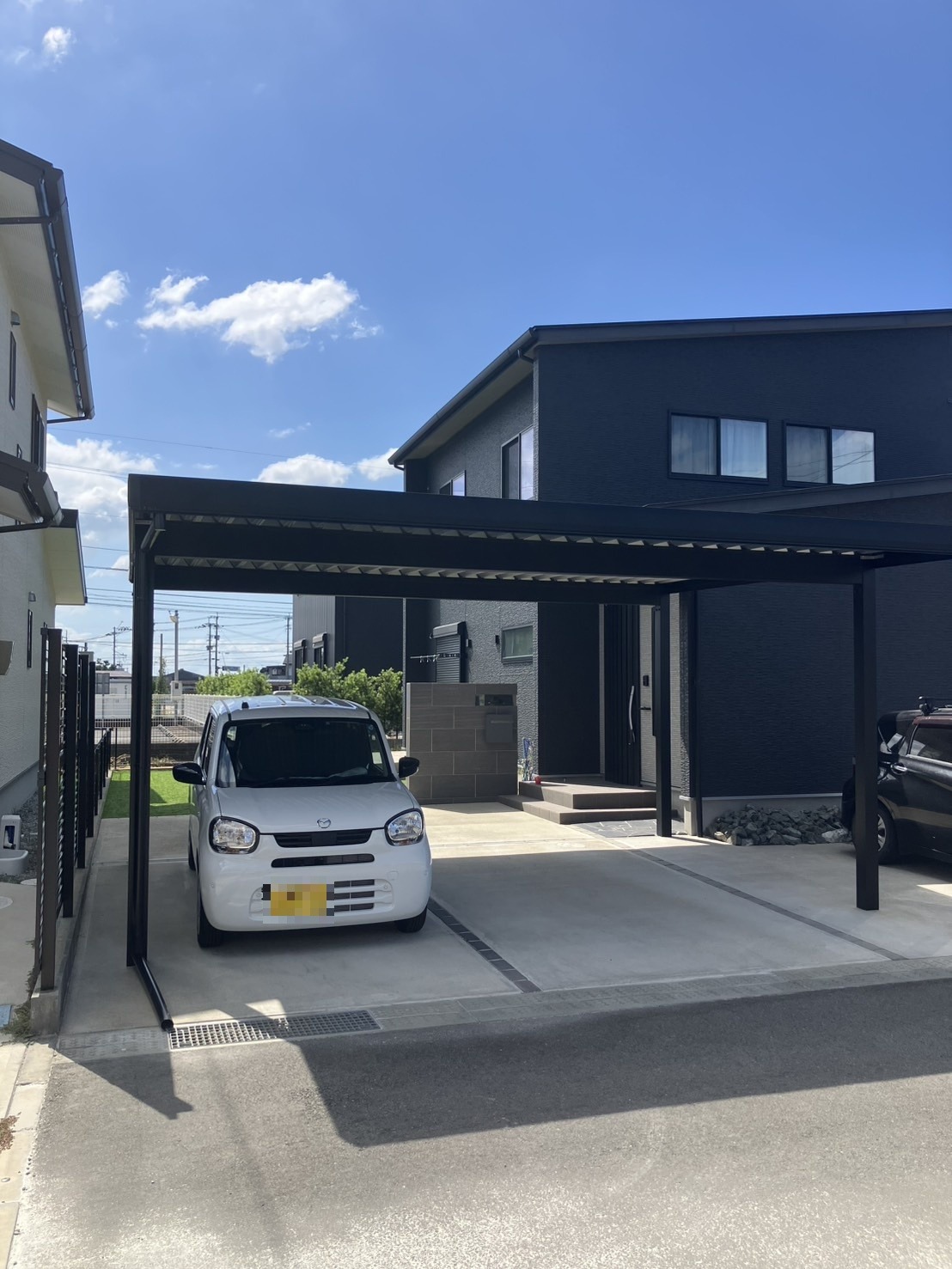 2台用ワイドで間口を広く取ったアルファNSの折板屋根カーポート(福岡県久留米市)