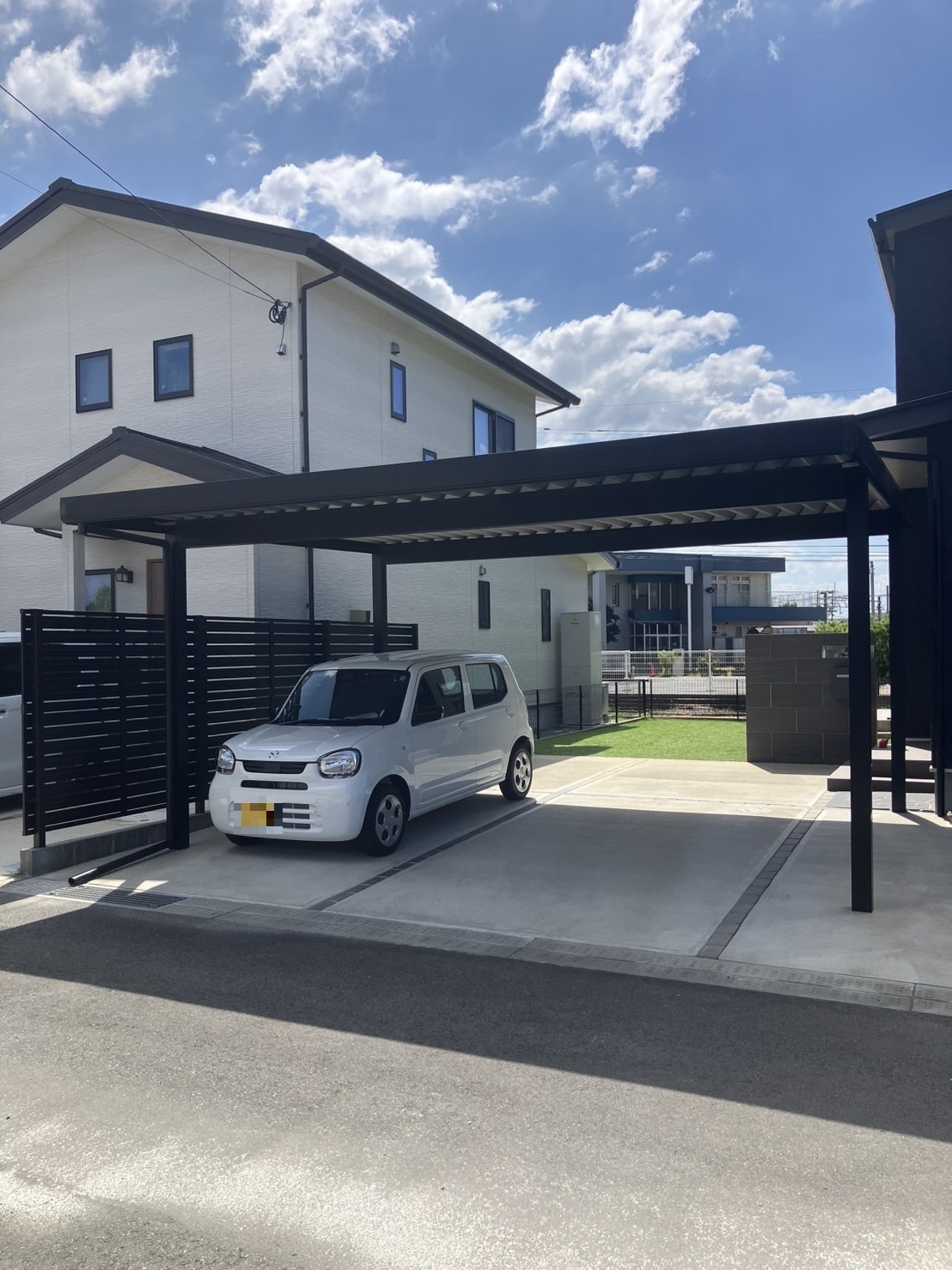 反対側から見たアルファNSの折板屋根カーポートと目隠しフェンス