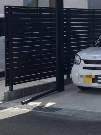 道路側に設置した横スリットの目隠しフェンス(福岡県久留米市)