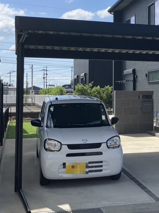 スチール折板屋根の凹凸が見えるアルファNSのカーポート(福岡県久留米市)