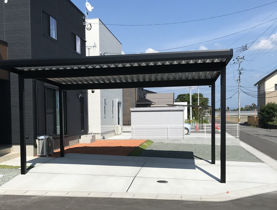 福岡県で施工したブラック仕上げの折板屋根カーポート