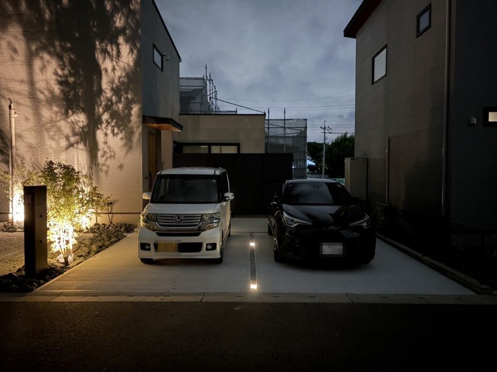 夜の駐車スペースと土間コンクリート（佐賀県三養基郡基山町 新築外構）