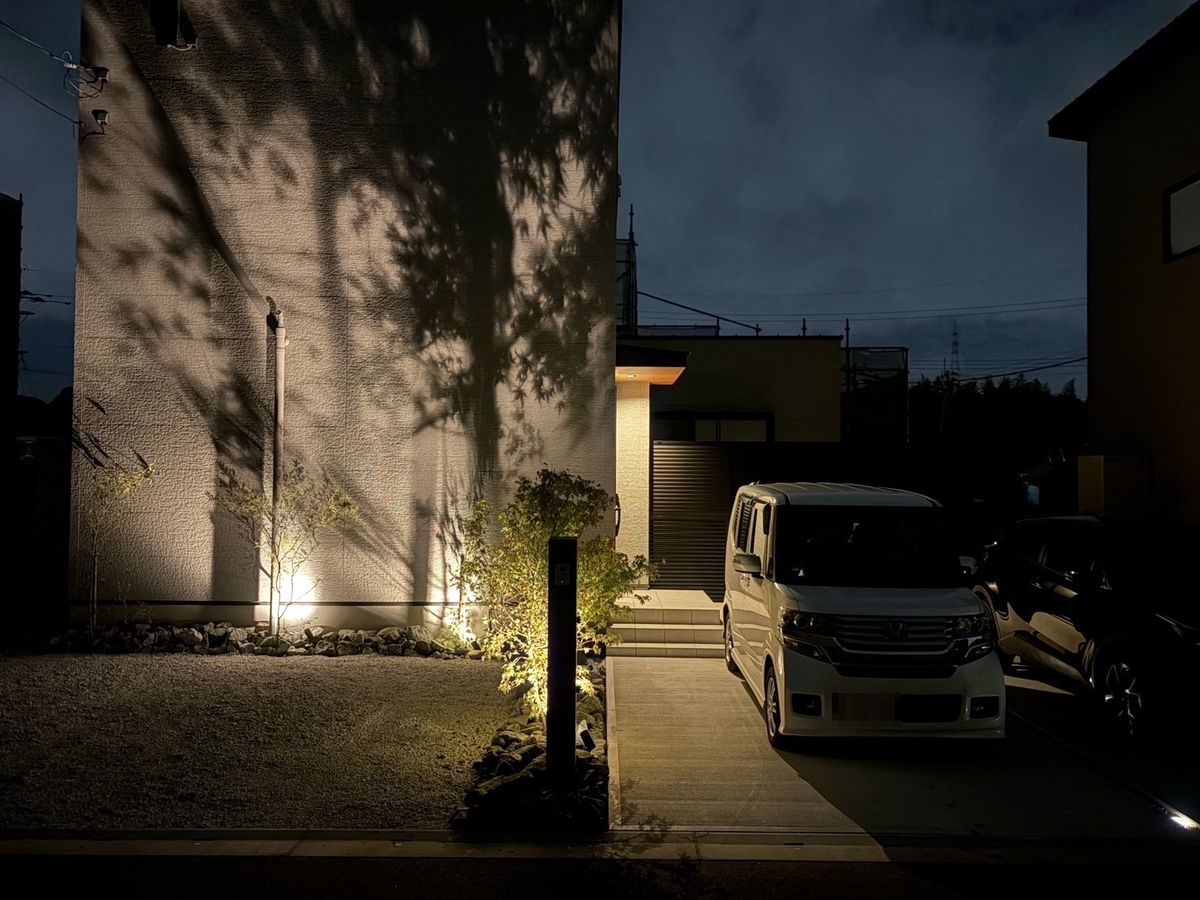 ガーデンアップライトで照らしたイロハモミジの樹影が外壁に映る夜景（佐賀県三養基郡基山町）