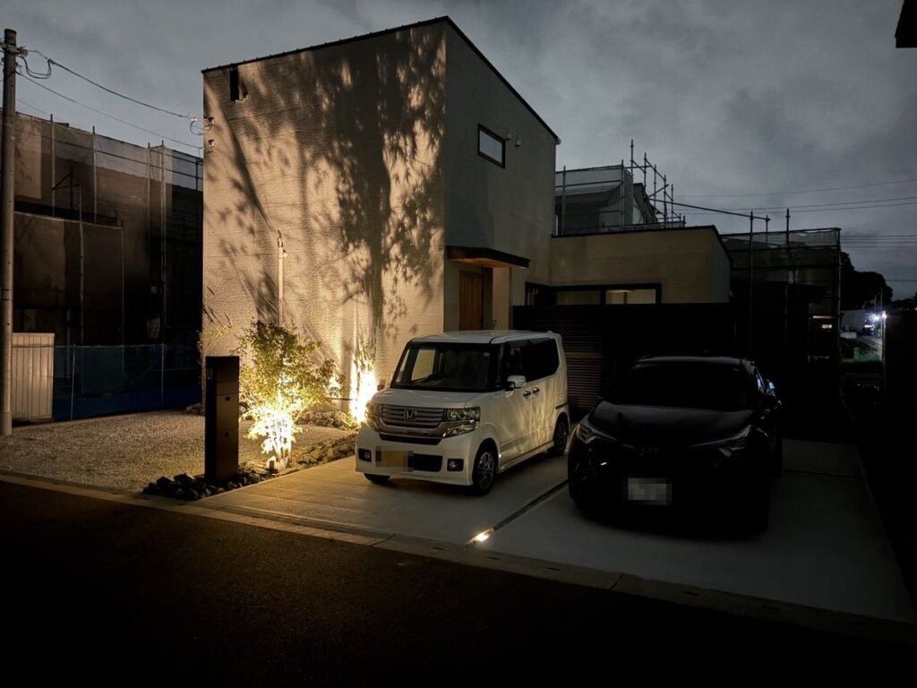 ガーデンライトが点灯した夜の外構全景（佐賀県三養基郡基山町 新築外構）