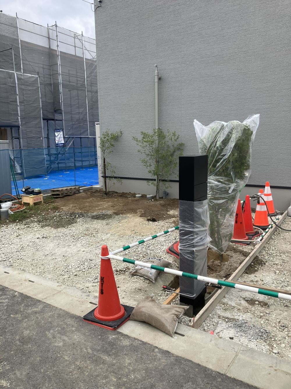 LIXIL機能門柱FTを設置した直後の養生中の状態（佐賀県三養基郡基山町）