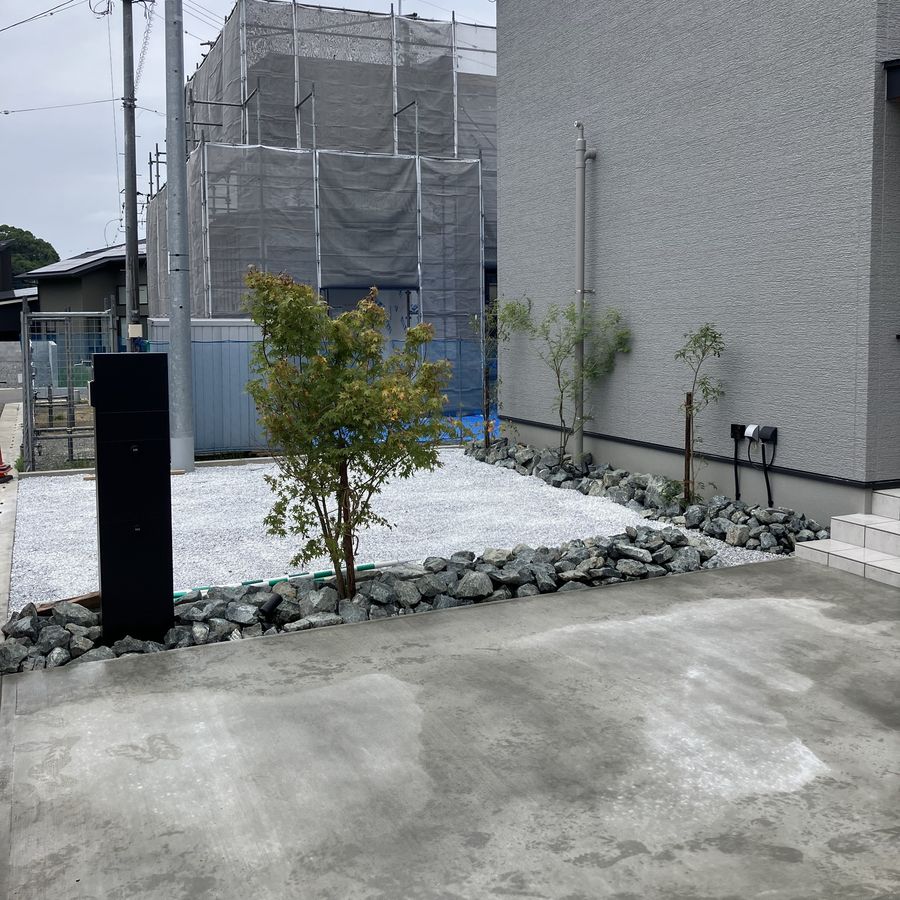 佐賀県三養基郡基山町 新築外構 完成写真 土間コンクリート42㎡と白い石灰砕石