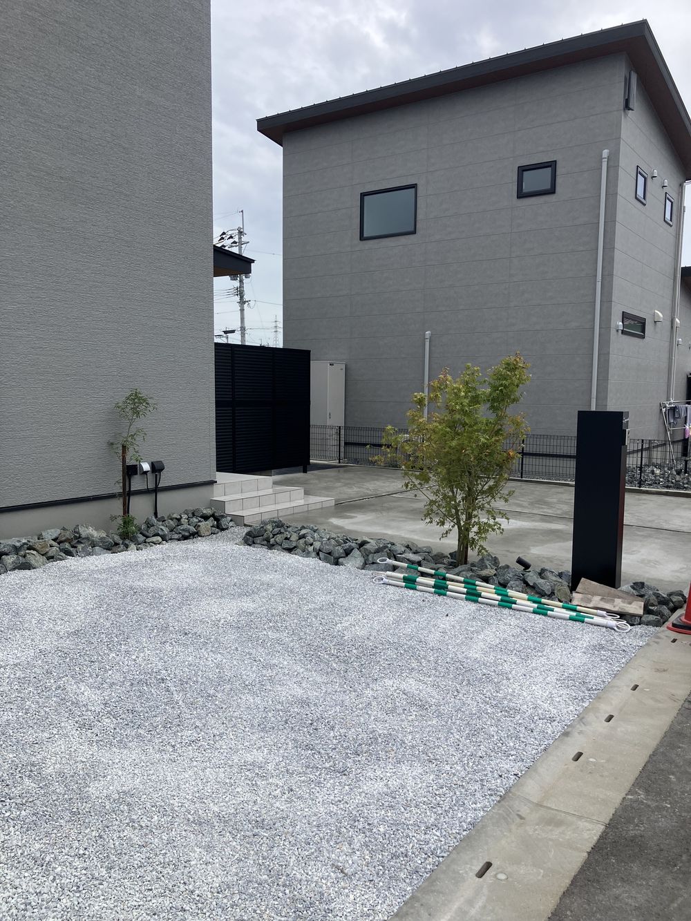 白い石灰砕石40㎡を敷いたエリア（佐賀県三養基郡基山町 新築外構）