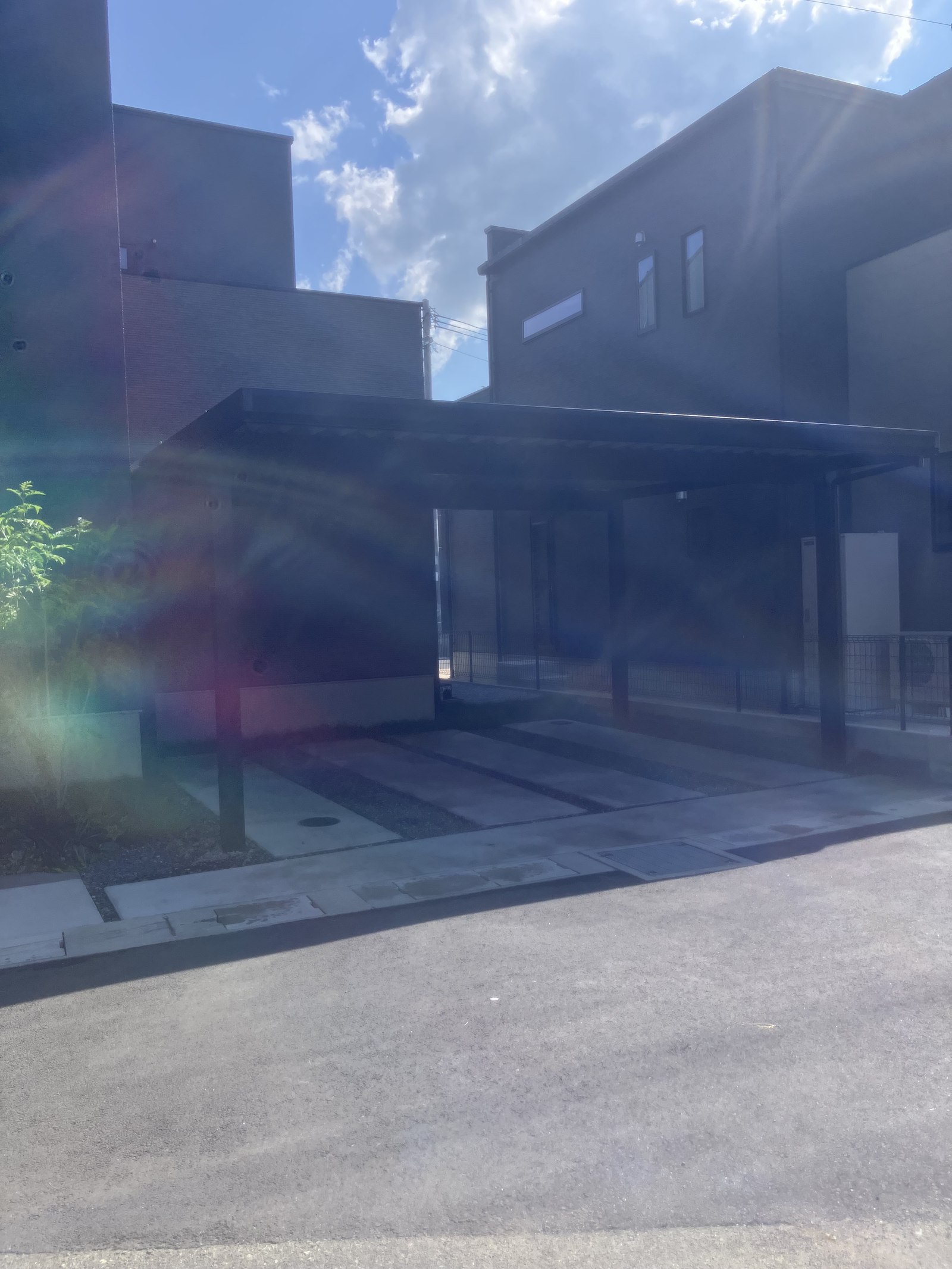 ツヤ消しブラックで新築外壁と統一感のあるアルファNSの折板屋根カーポート(福岡県朝倉郡筑前町)