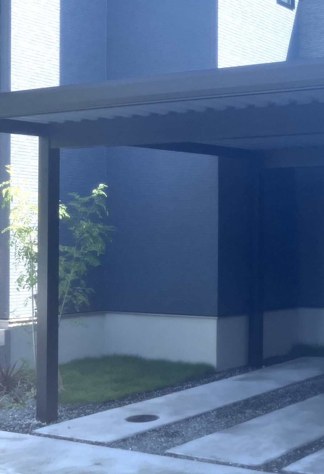 桁下2300mmの高さがあるアルファNSの折板屋根カーポートの柱(福岡県朝倉郡筑前町)