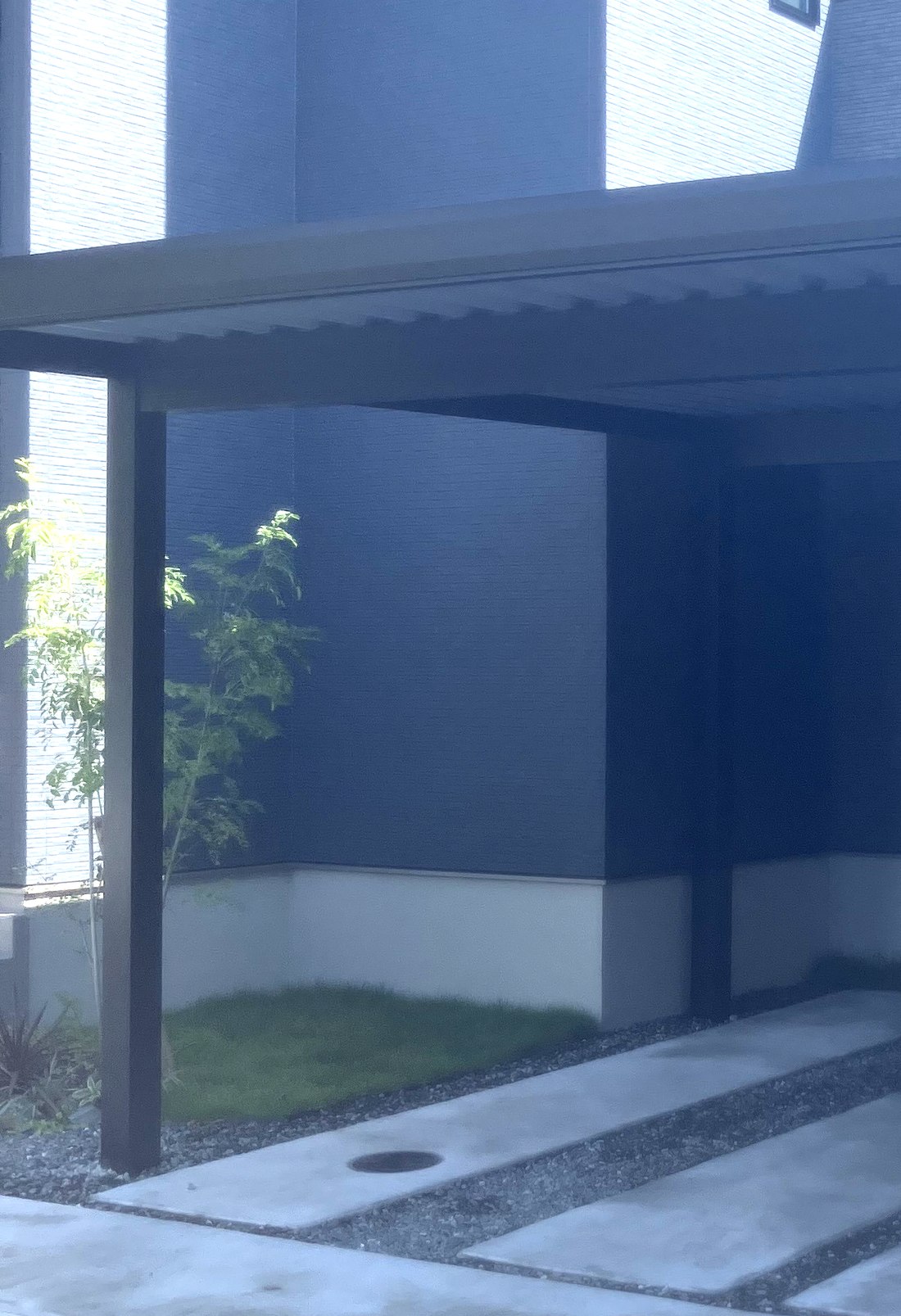 桁下2300mmの高さがあるアルファNSの折板屋根カーポートの柱(福岡県朝倉郡筑前町)