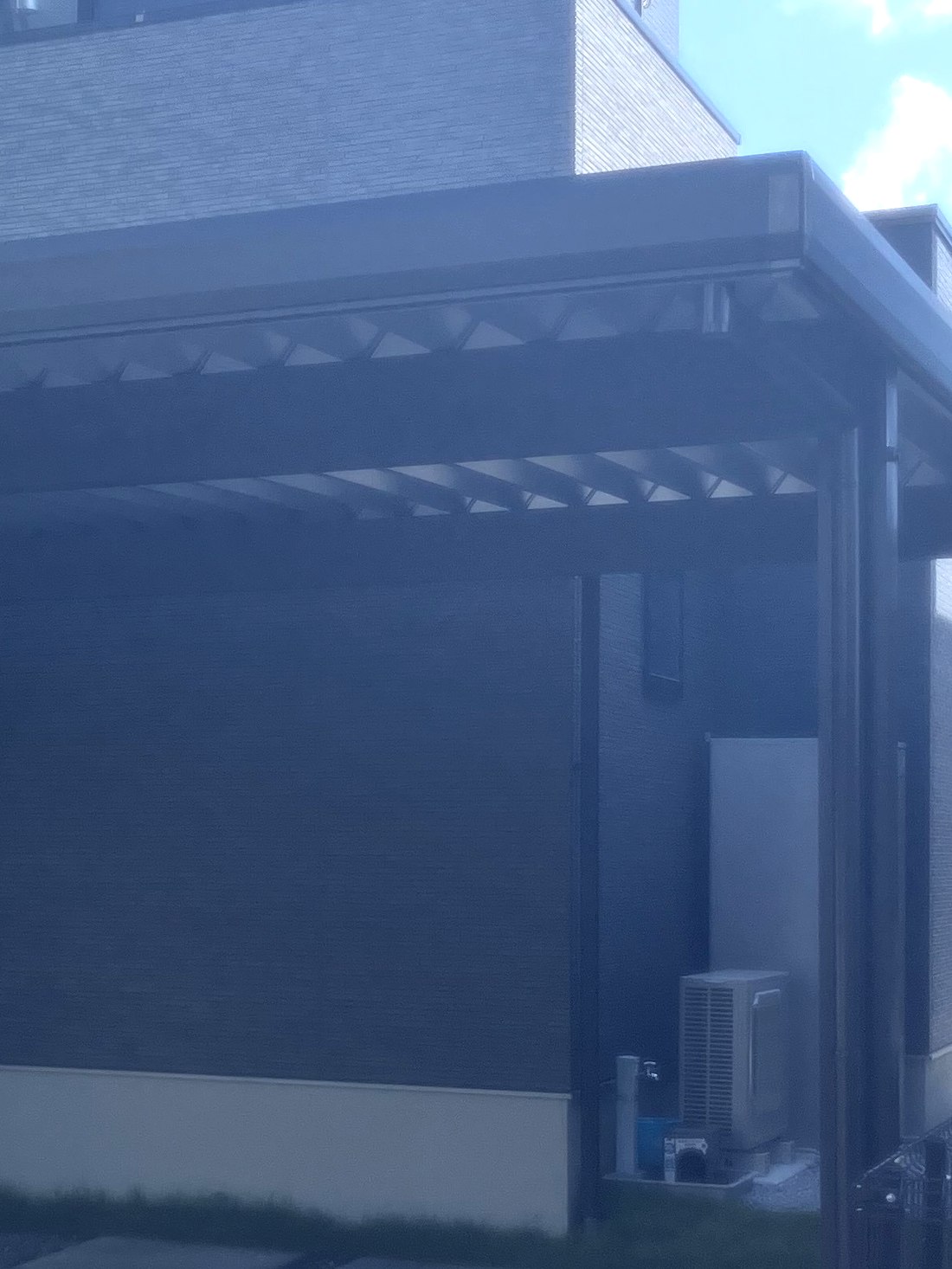 アルファNSの折板屋根の凹凸と柱の納まり