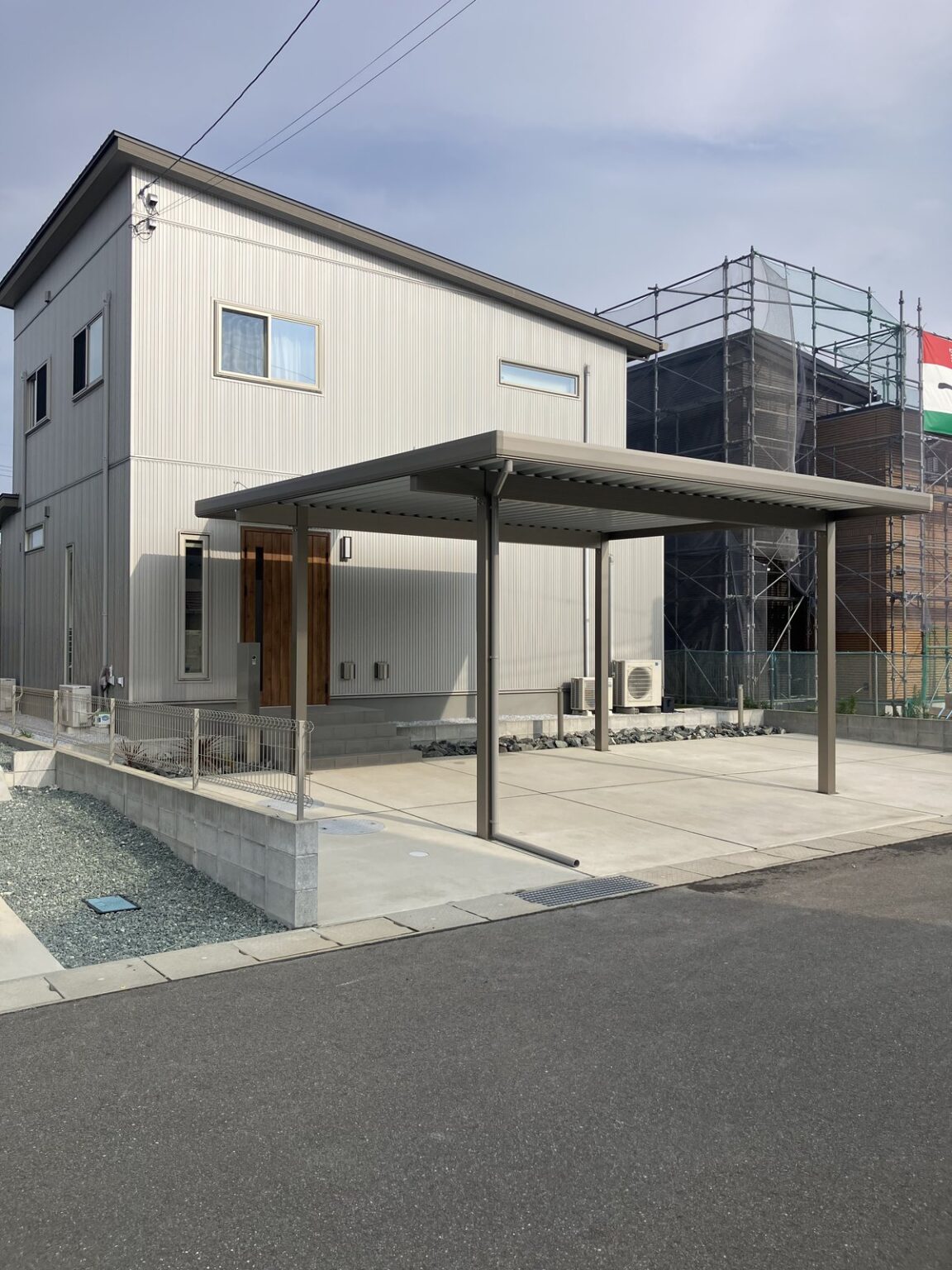 反対側から見た2台用折板屋根カーポートの全景（佐賀県三養基郡みやき町）