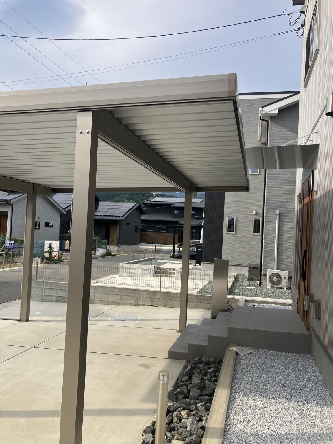 奥行6000mmに延長し玄関前まで屋根がかかる折板屋根カーポート（佐賀県三養基郡みやき町）