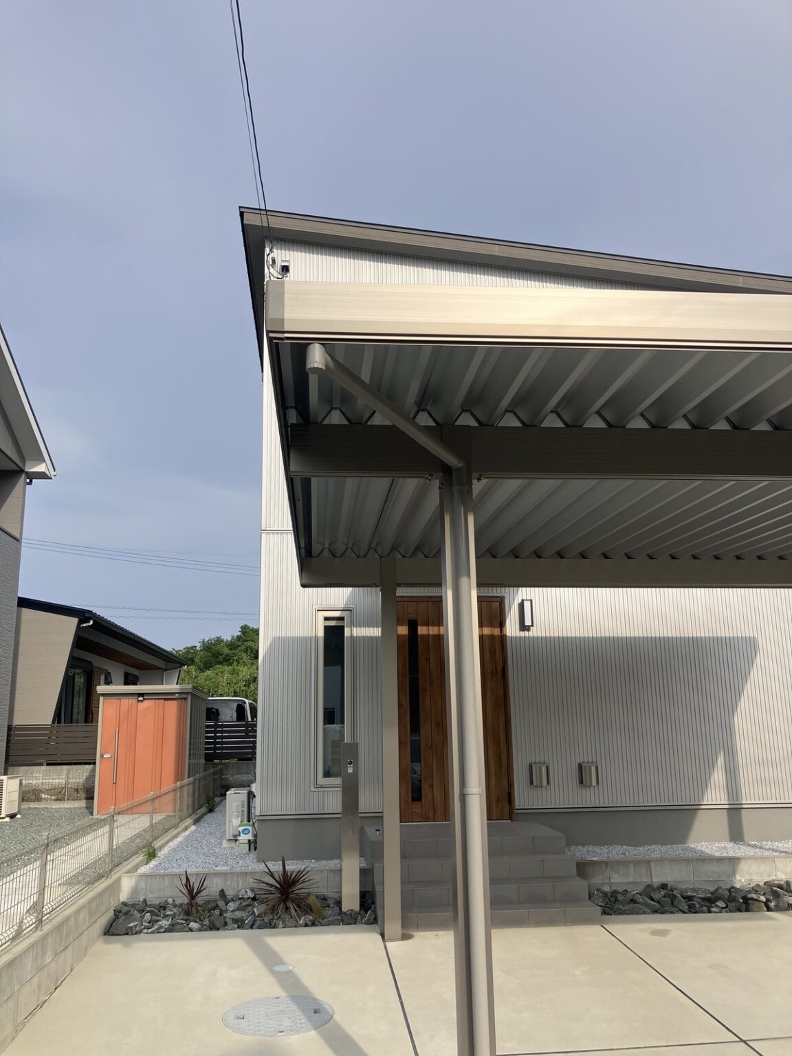 スチール折板屋根の凹凸とロング柱の高さがわかる見上げ写真（佐賀県三養基郡みやき町）