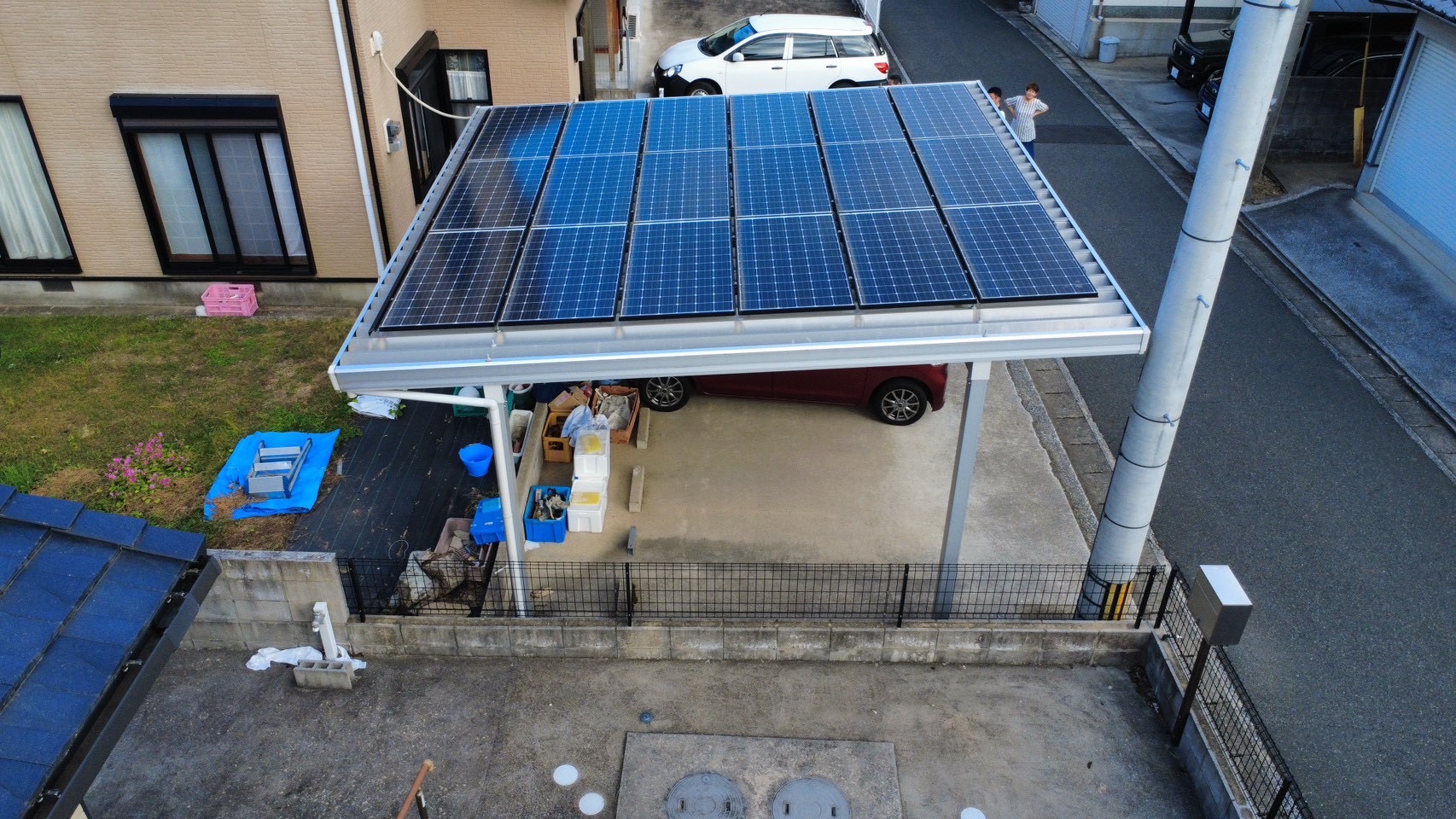 福岡県の施工事例、1台用の折板屋根ソーラーカーポート（上空から見た全体）