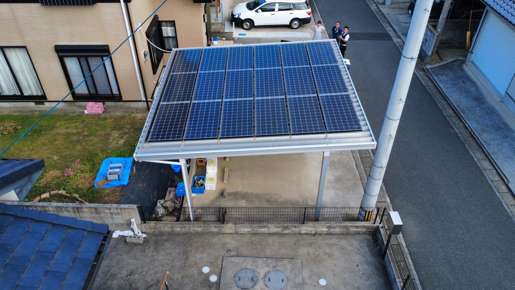 福岡県の施工事例、1台用の折板屋根ソーラーカーポート（別角度）