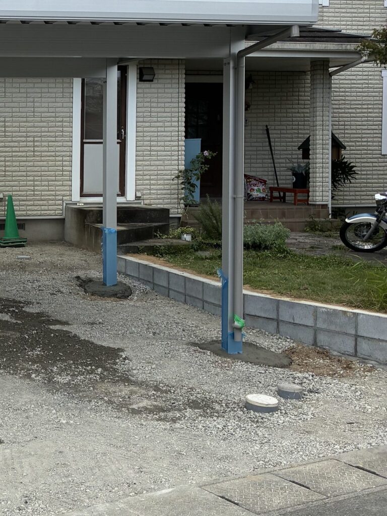 アスファルト舗装前のカーポート柱の基礎と新設したコンクリートブロック(佐賀県基山町)